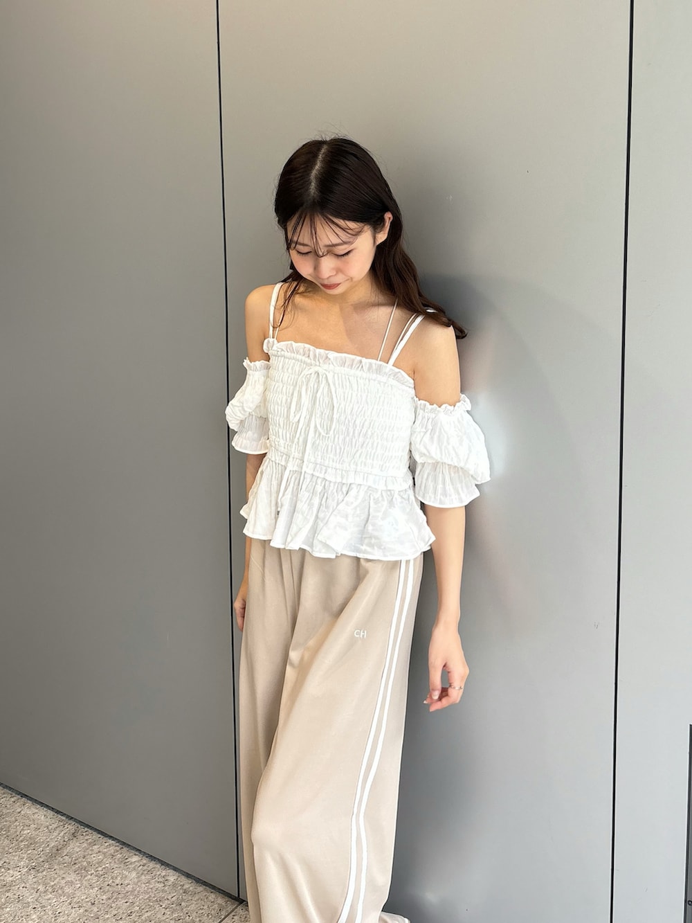 「Chicoの【新色追加】ライン入りロゴジャージパンツ（その他パンツ、ベージュ系）」を使った、ayuさん（レディース・155cm）の春コーディネートの2枚目の写真