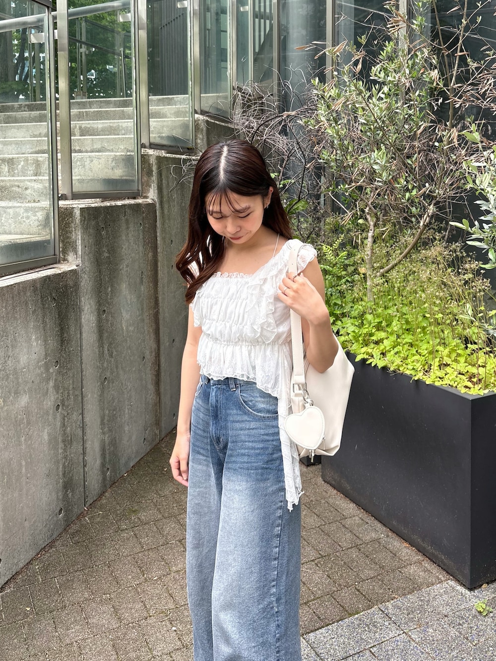 「Chicoの【新サイズ追加】ポケットレースワイドデニム（デニムパンツ、ブルー系）」を使った、ayuさん（レディース・155cm）の春コーディネートの4枚目の写真
