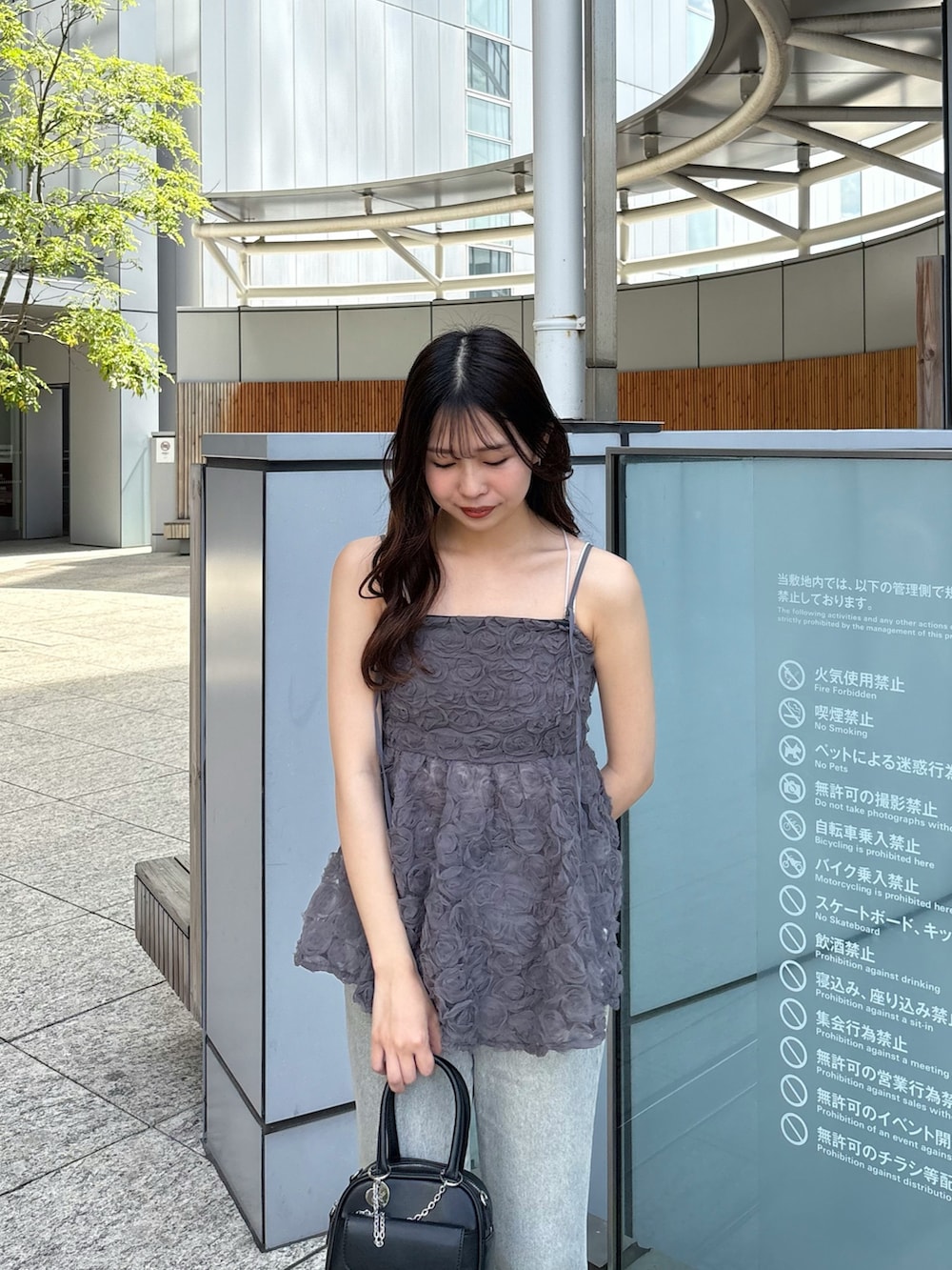 「Chicoの【SALON by Chico】ローズチュールペプラムブラウス（シャツ/ブラウス、グレー系）」を使った、ayuさん（レディース・155cm）の春コーディネートの2枚目の写真