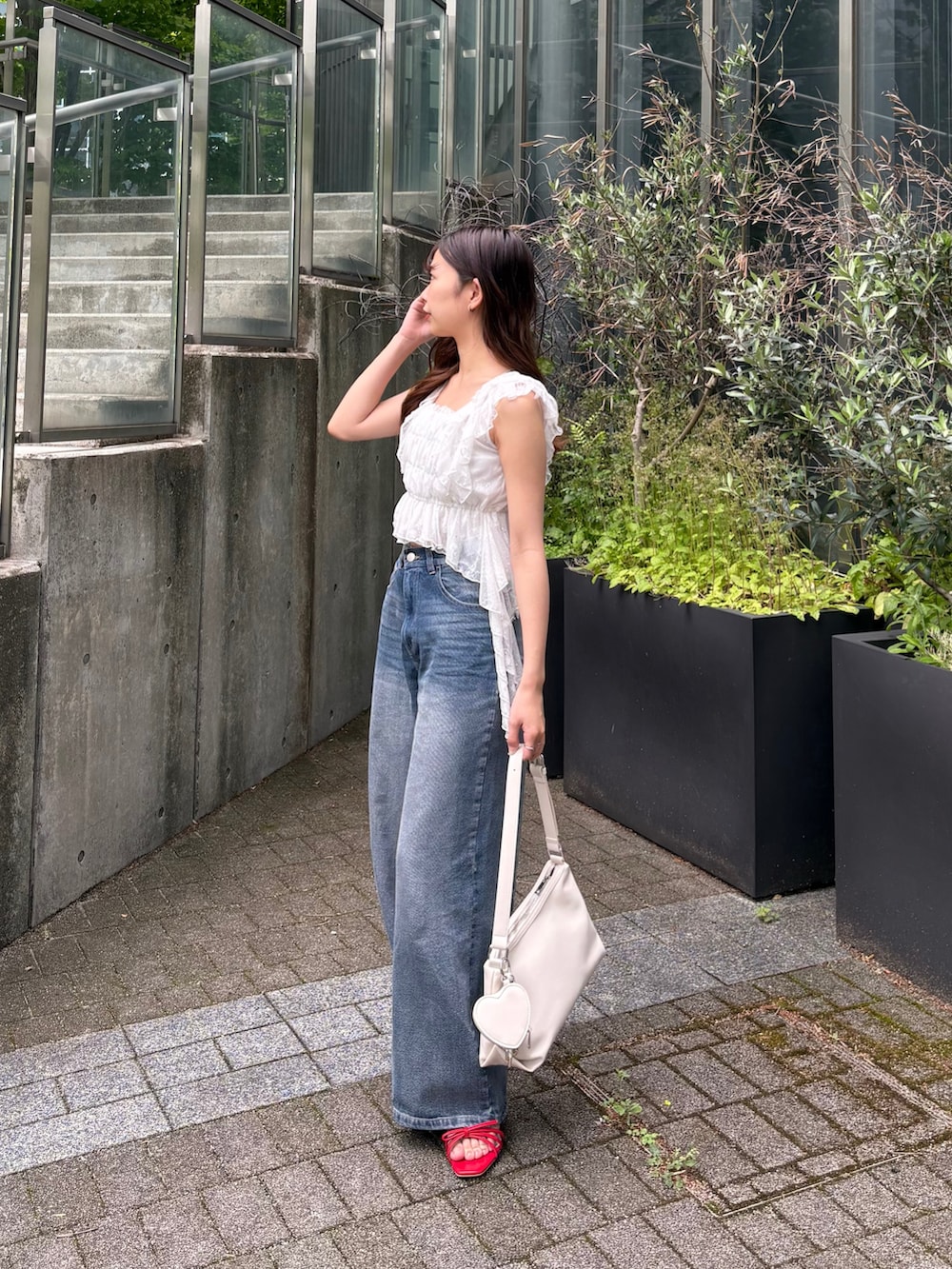 「Chicoの【新サイズ追加】ポケットレースワイドデニム（デニムパンツ、ブルー系）」を使った、ayuさん（レディース・155cm）の春コーディネートの2枚目の写真