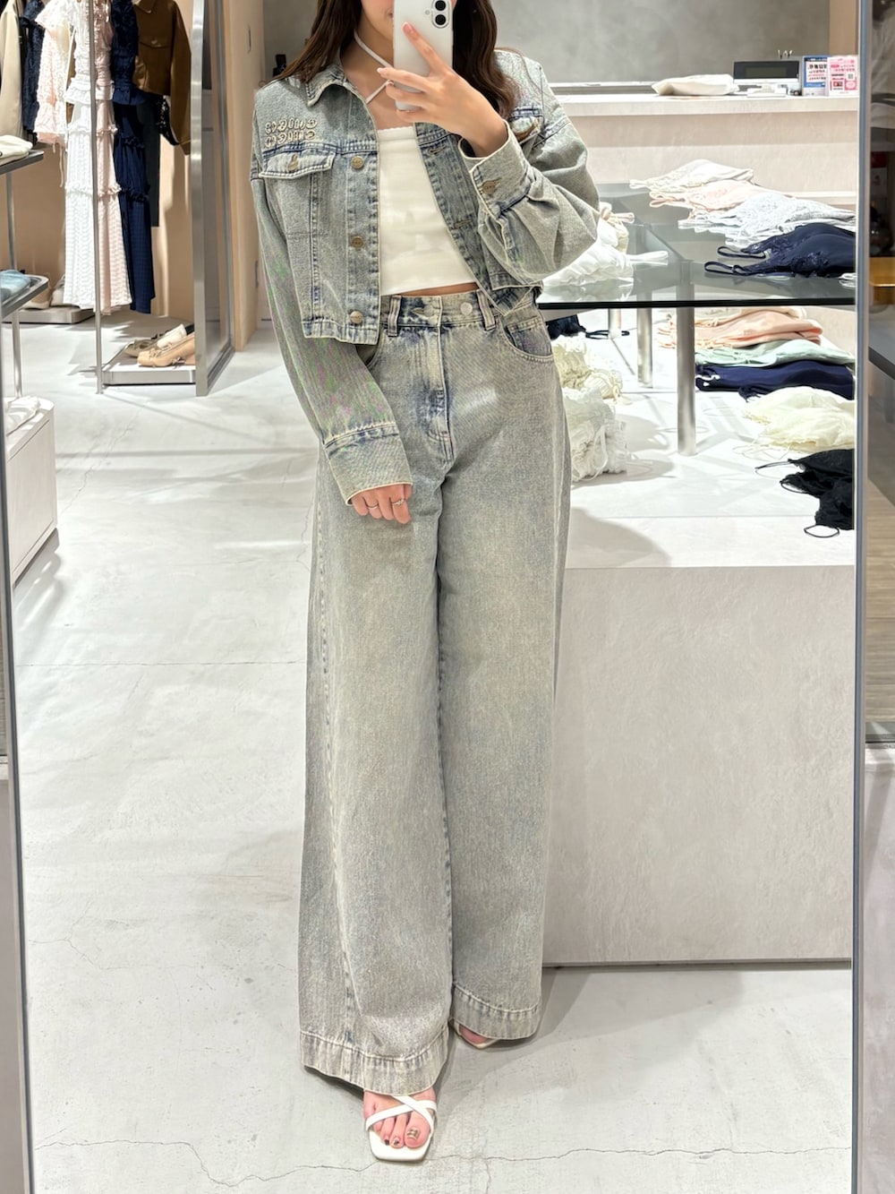 「Chicoのルーズワイドデニム（デニムパンツ、ブルー系）」を使った、ayuさん（レディース・155cm）の春コーディネートの3枚目の写真