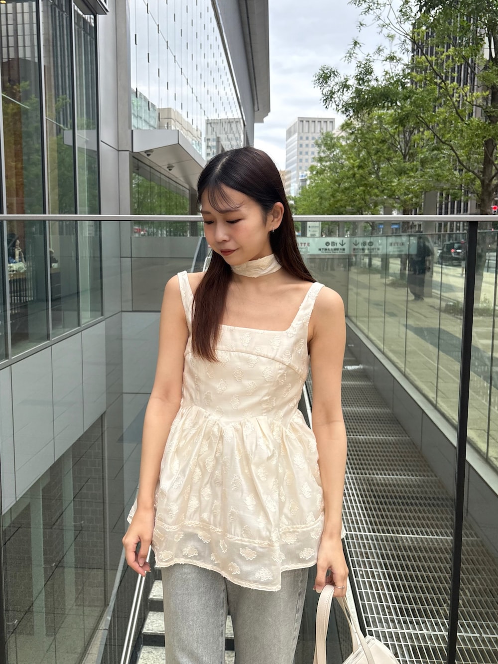 「Chicoの【SALON by Chico】アシメリボンボリュームフラワーキャミチュニック（チュニック、ホワイト系）」を使った、ayuさん（レディース・155cm）の春コーディネートの3枚目の写真