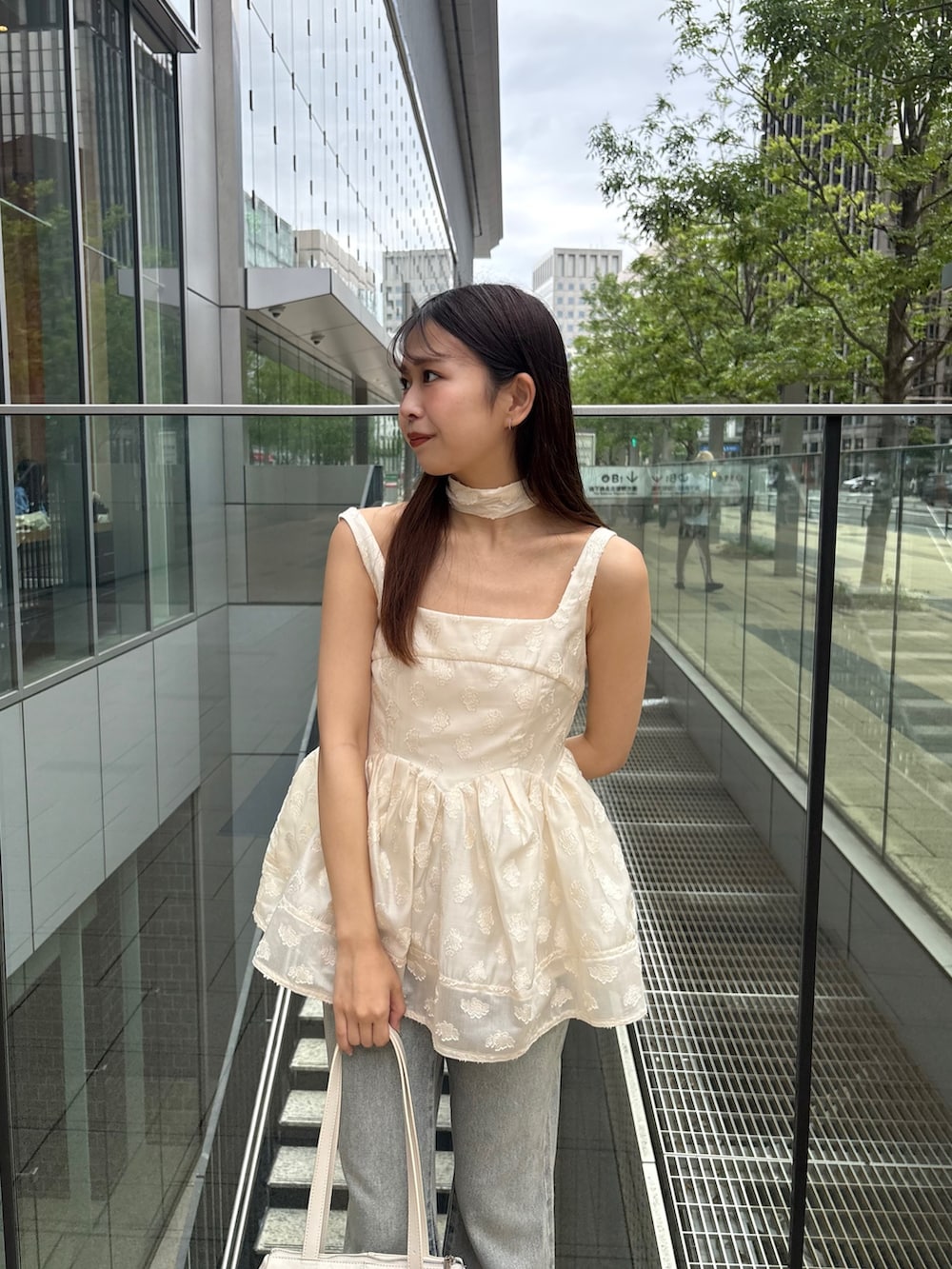 「Chicoの【SALON by Chico】アシメリボンボリュームフラワーキャミチュニック（チュニック、ホワイト系）」を使った、ayuさん（レディース・155cm）の春コーディネートの2枚目の写真