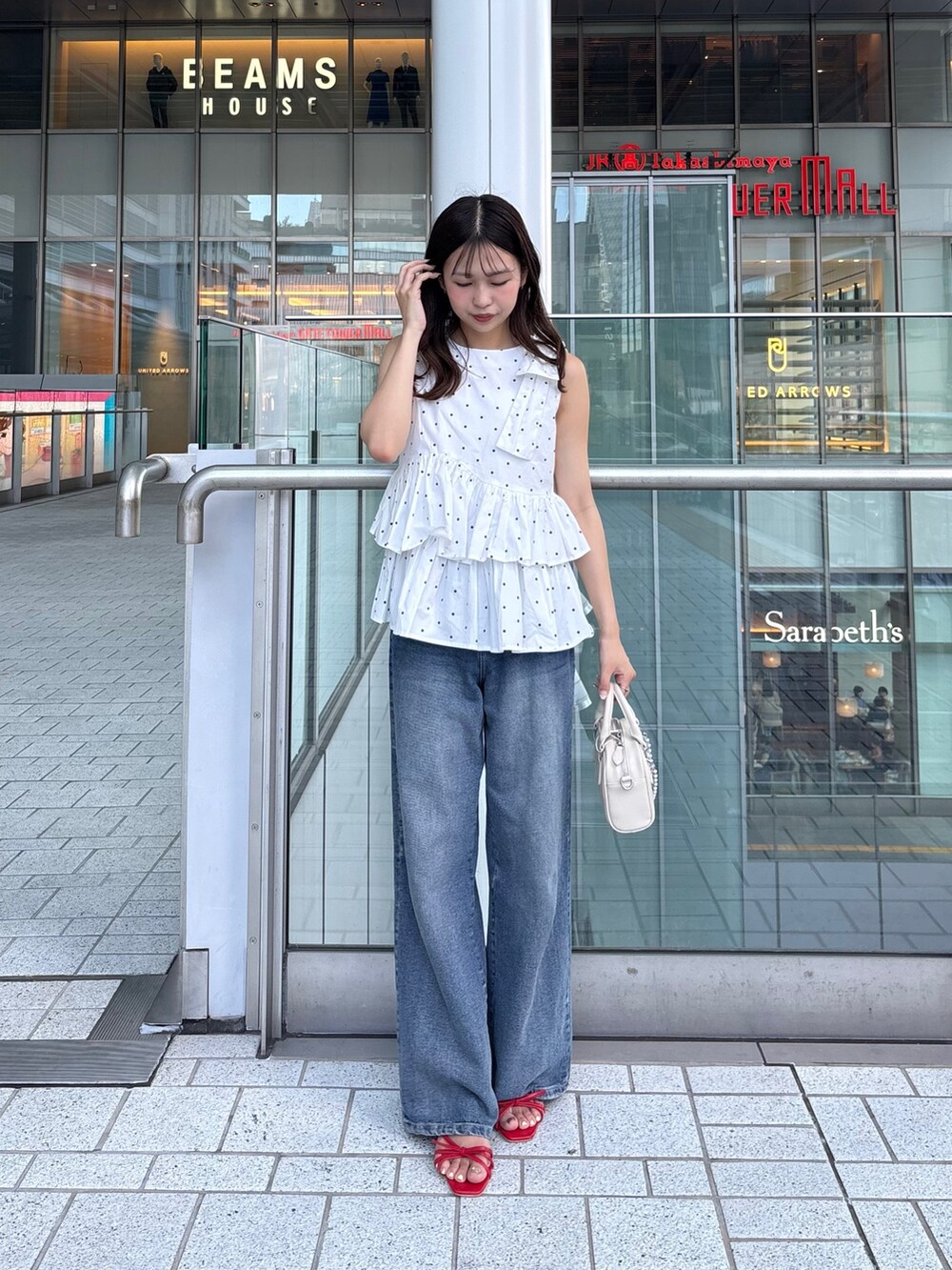 ホワイト系のシャツ/ブラウス、ブルー系のデニムパンツ、ホワイト系のボストンバッグを着用したレディースの夏コーディネートの2枚目の写真