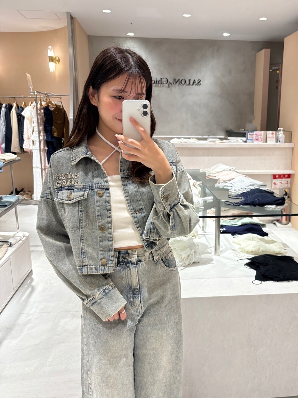 「Chicoのルーズワイドデニム（デニムパンツ、ブルー系）」を使った、ayuさん（レディース・155cm）の春コーディネートの2枚目の写真