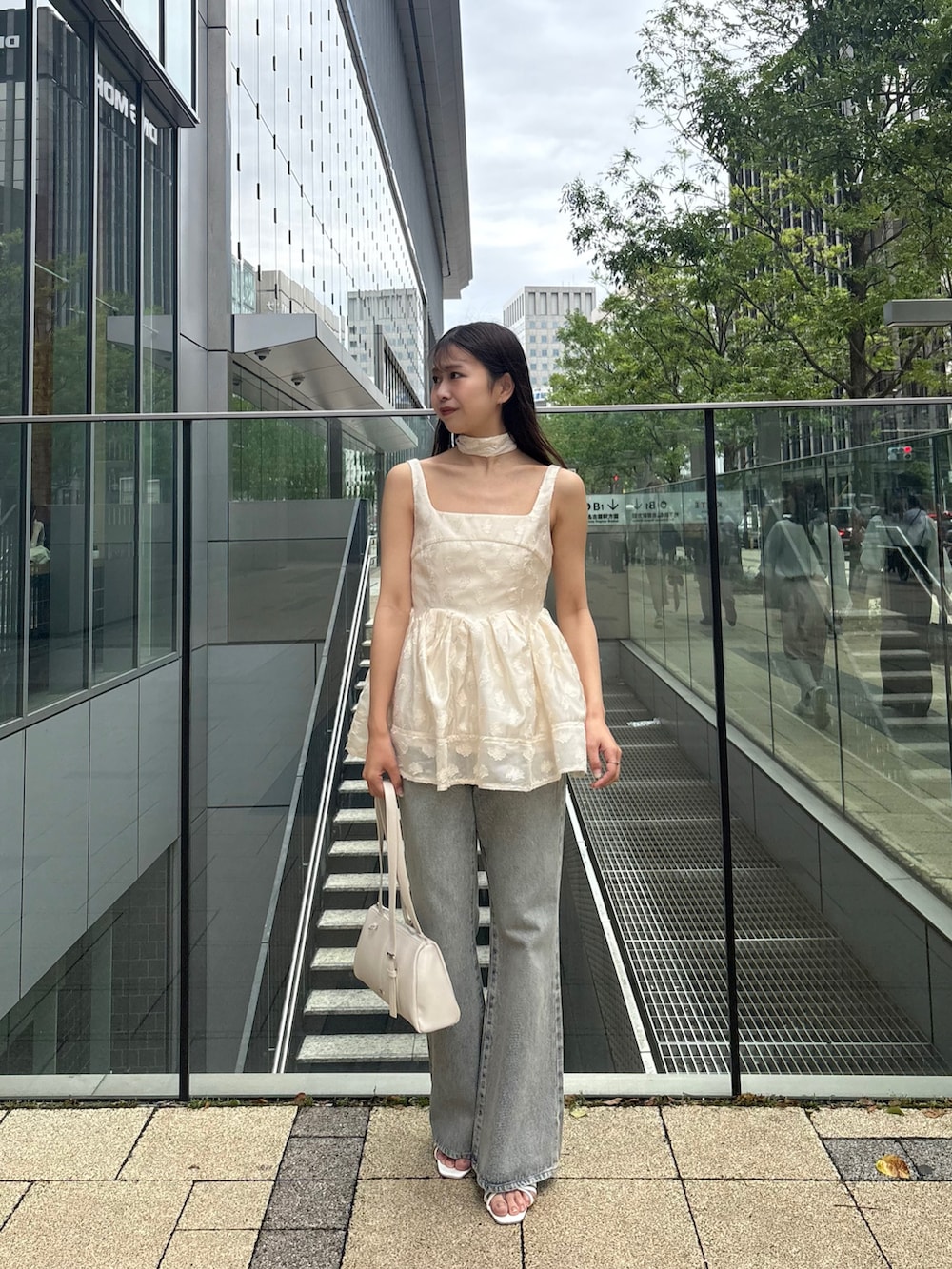 「Chicoの【SALON by Chico】アシメリボンボリュームフラワーキャミチュニック（チュニック、ホワイト系）」を使った、ayuさん（レディース・155cm）の春コーディネートの4枚目の写真