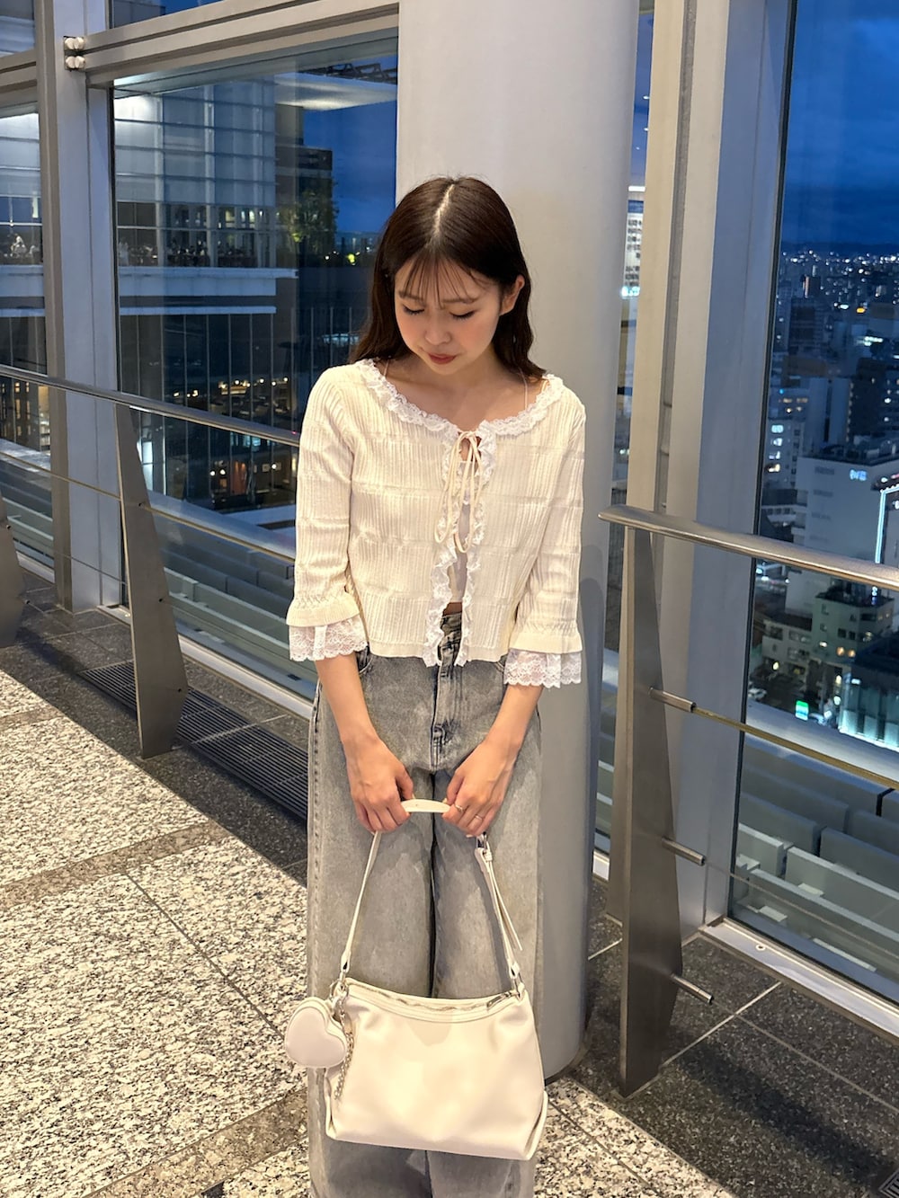 「Chicoのルーズワイドデニム（デニムパンツ、ブルー系）」を使った、ayuさん（レディース・155cm）の春コーディネートの3枚目の写真
