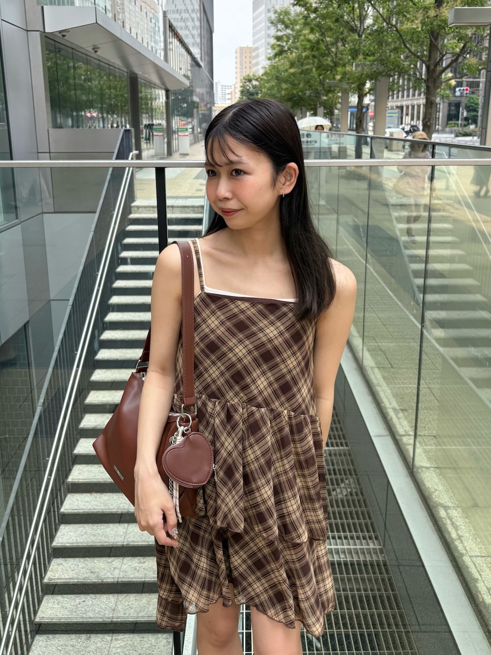 「Chicoのティアードサイドドロップフリルミニワンピース（ワンピース、ブラウン系）」を使った、ayuさん（レディース・155cm）の夏コーディネートの3枚目の写真