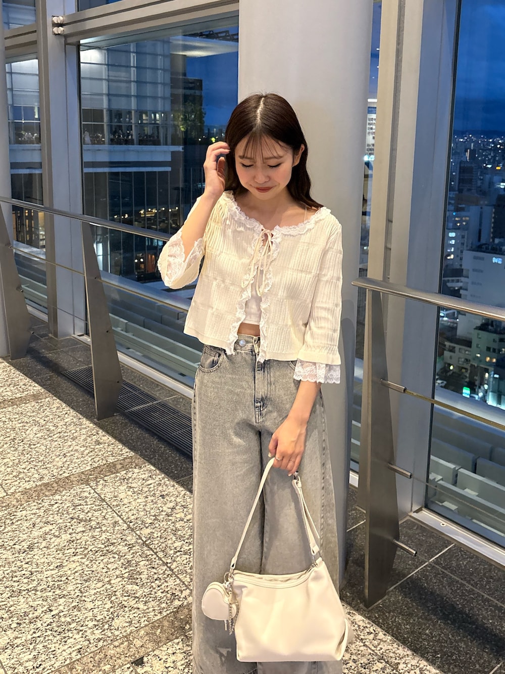「Chicoのルーズワイドデニム（デニムパンツ、ブルー系）」を使った、ayuさん（レディース・155cm）の春コーディネートの2枚目の写真