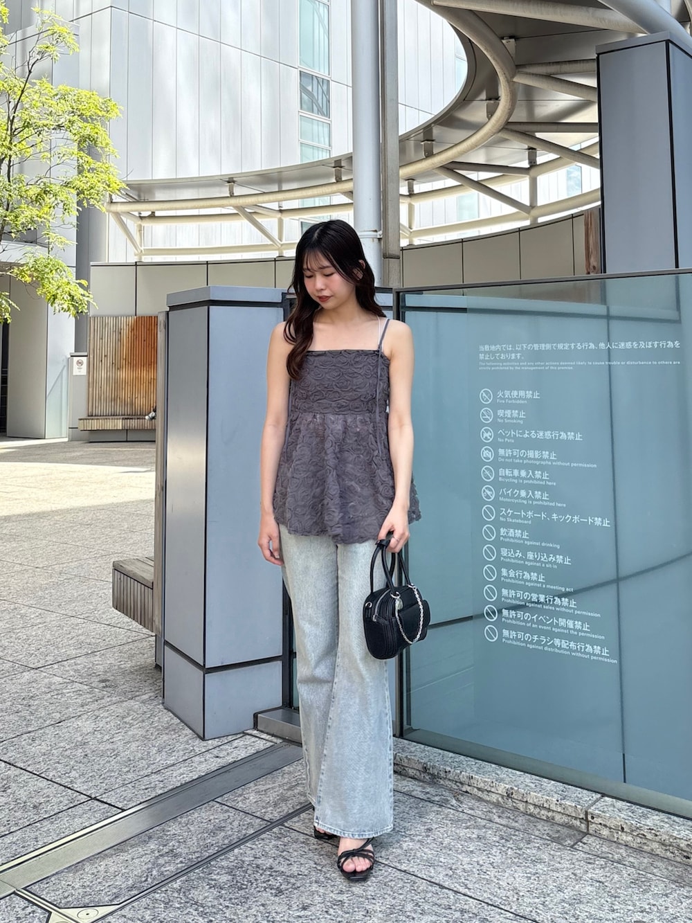 「Chicoの【SALON by Chico】ローズチュールペプラムブラウス（シャツ/ブラウス、グレー系）」を使った、ayuさん（レディース・155cm）の春コーディネートの4枚目の写真