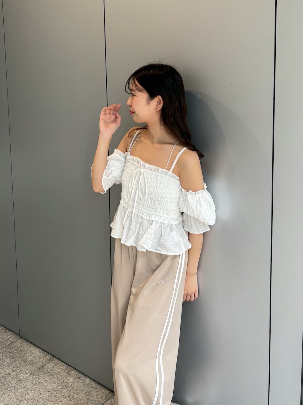 「Chicoの【新色追加】ライン入りロゴジャージパンツ（その他パンツ、ベージュ系）」を使った、ayuさん（レディース・155cm）の春コーディネートの3枚目の写真
