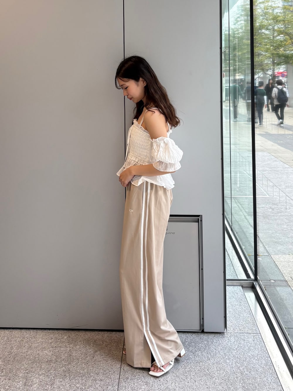 「Chicoの【新色追加】ライン入りロゴジャージパンツ（その他パンツ、ベージュ系）」を使った、ayuさん（レディース・155cm）の春コーディネートの4枚目の写真