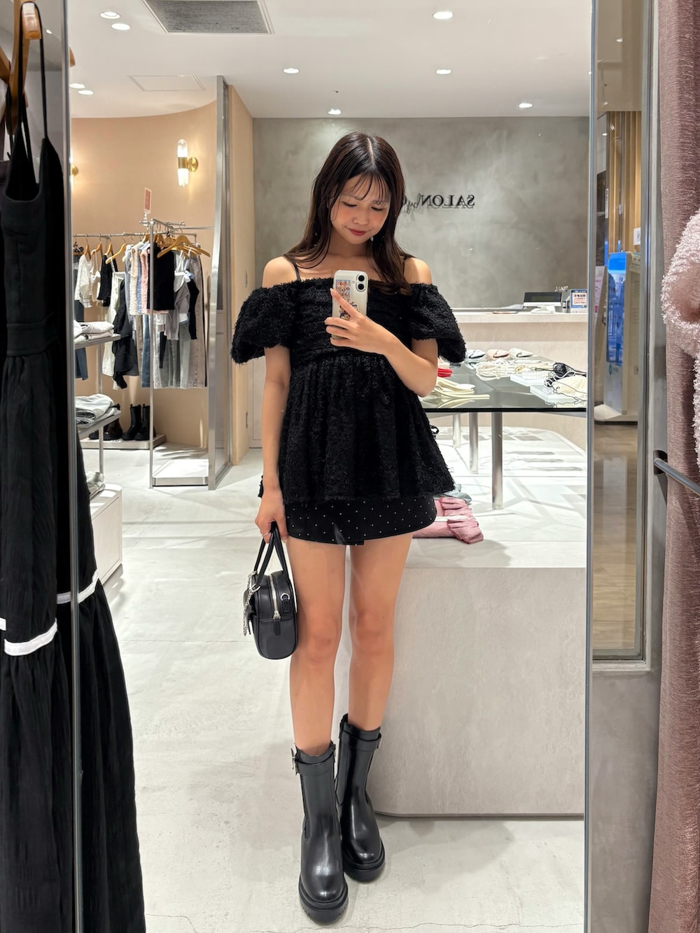 「Chicoのフェザーペプラムブラウス（シャツ/ブラウス、ブラック系）」を使った、ayuさん（レディース・155cm）の夏コーディネートの2枚目の写真