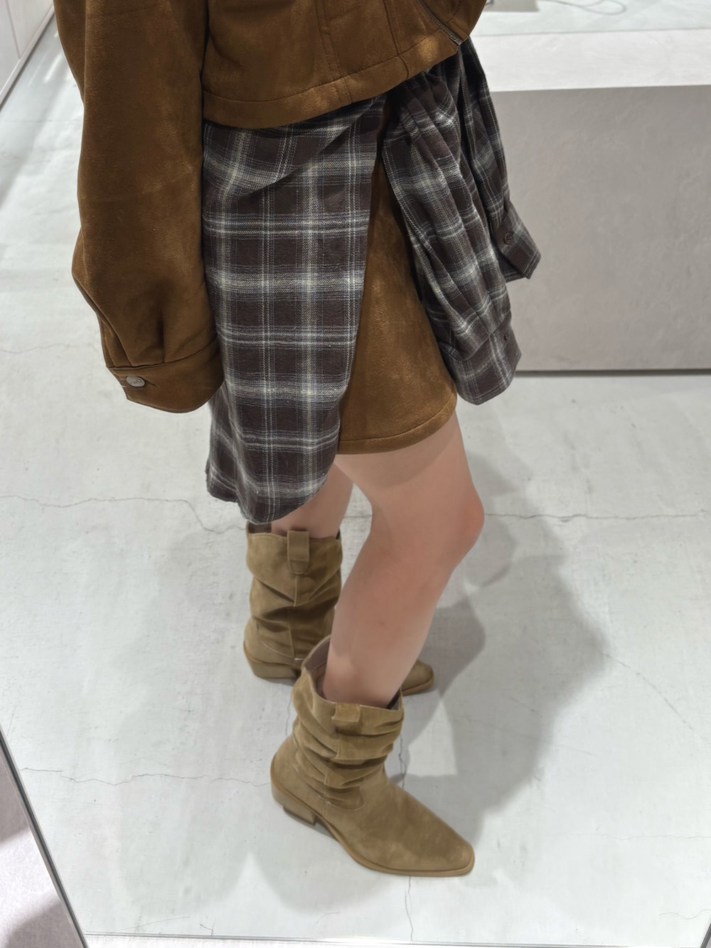 「Chicoのウエスタンショートブーツ（ブーツ、ベージュ系）」を使った、ayuさん（レディース・155cm）の春コーディネートの4枚目の写真