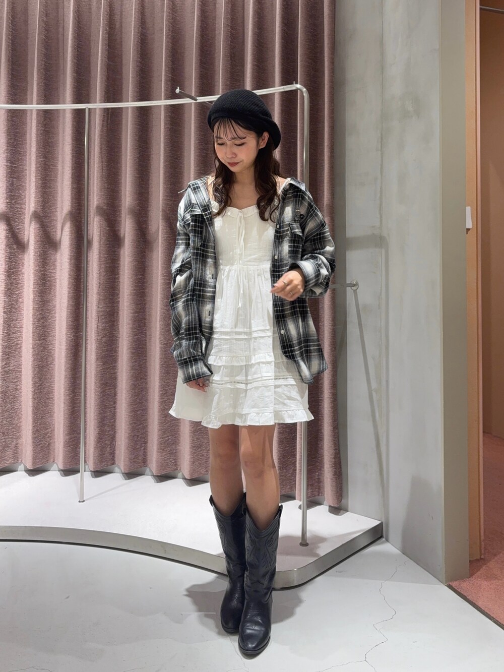 「Chicoのコットンレースフリルキャミワンピース（ワンピース、ホワイト系）」を使った、ayuさん（レディース・155cm）の春コーディネートの2枚目の写真