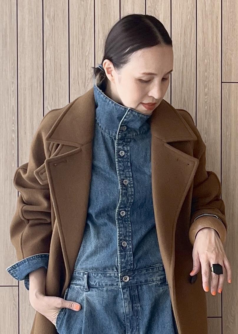 レッド系のパンプス、イエロー系のステンカラーコート、ブルー系のつなぎ/オールインワンを着用したレディースの夏コーディネートの3枚目の写真