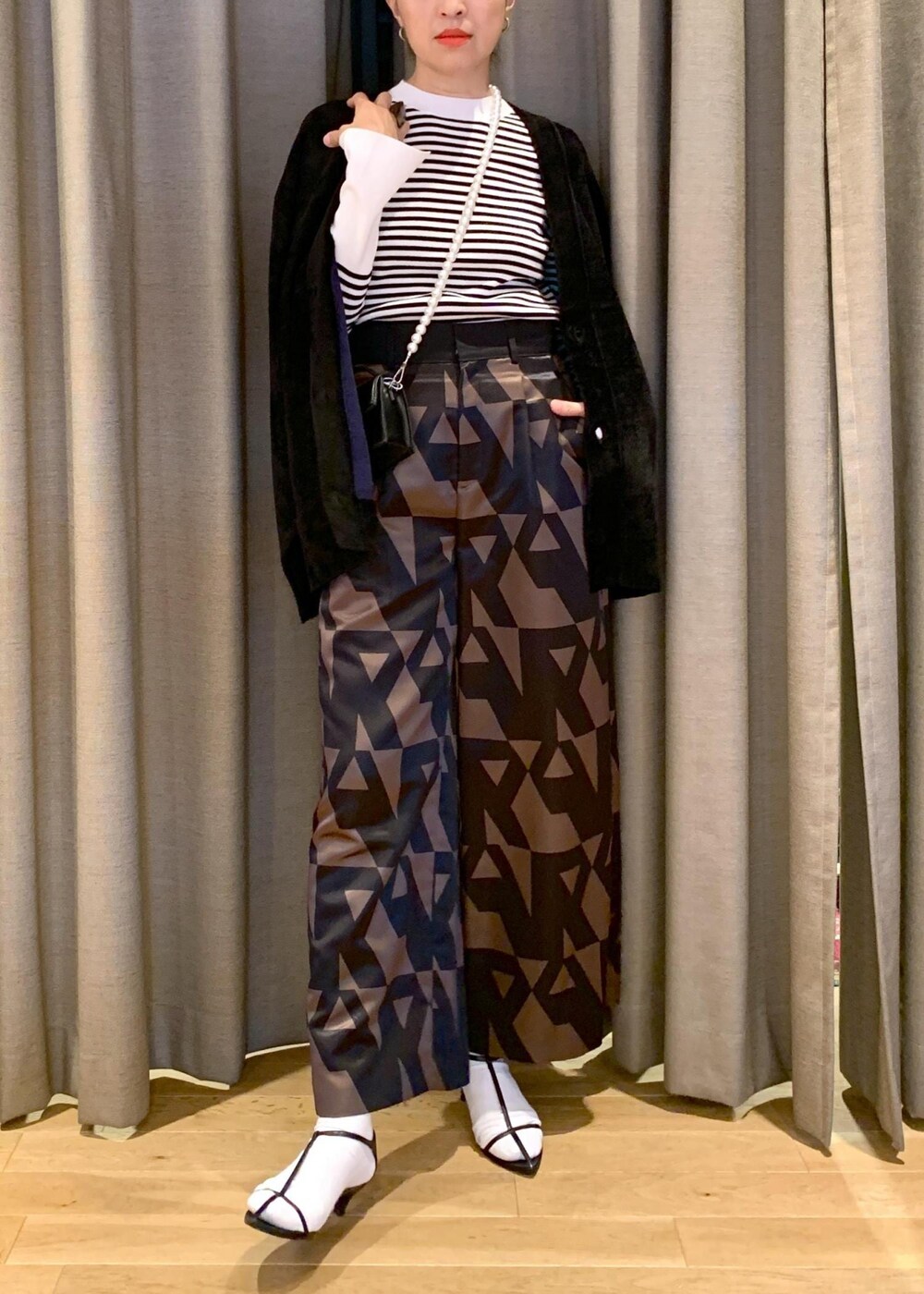 「柄×柄、ロゴ、ブラック、プルオーバー、長袖、ボーダー、ADAM ET ROPÉ、FEMME、HOMME、UNISEX、高身長、骨格ナチュラル、イエベ、大人カジュアル、秋」｜「ADAM ET ROPE'のモールヤーン オーバーサイズ カーディガン / サスティナブル（カーディガン/ボレロ、ブラック系）」を使った、カワバタさん（レディース・166cm）の夏コーディネートの5枚目の写真