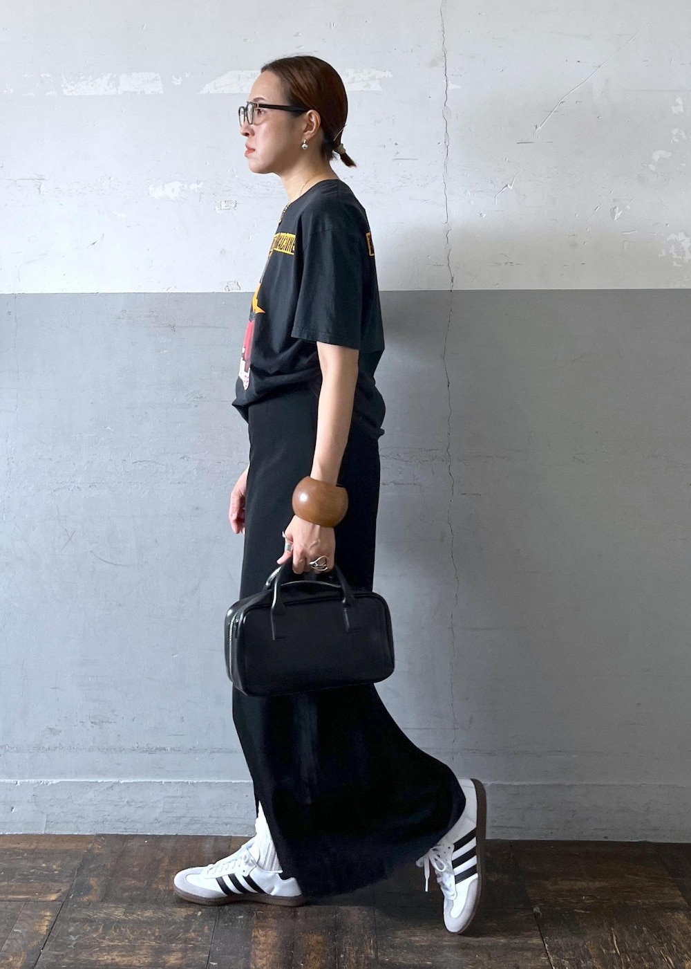 「tanc、アディダス、サンバ、バンドTシャツ、ロックTシャツ、24ss夏の新作、ブラック、レザー、ミニ、レザーバッグ、Tシャツ、半袖、クルーネック、プリント、英字」｜「ADAM ET ROPE'の【サステナブル】ロゴスクエアボストンバッグ（ボストンバッグ、ブラック系）」を使った、カワバタさん（レディース・166cm）の夏コーディネートの6枚目の写真