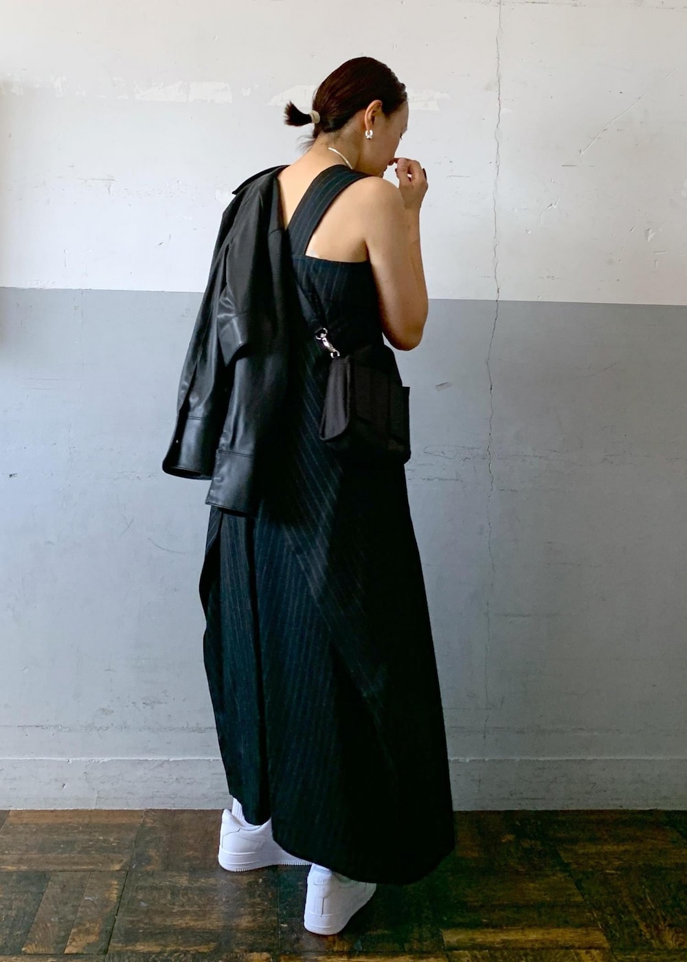 「GANNI、NIKE、ナイキ、フェイクレザー、ワンピース、ロング丈、スクエアネック、スニーカー、ADAM ET ROPÉ、FEMME、高身長、骨格ナチュラル、イエベ、大人カジュアル、秋」|「ADAM ET ROPE'の【GANNI】Recycled tech Mini Tote(トートバッグ、ブラック系)」を使った、カワバタさん(レディース・166cm)の夏コーディネートの3枚目の写真