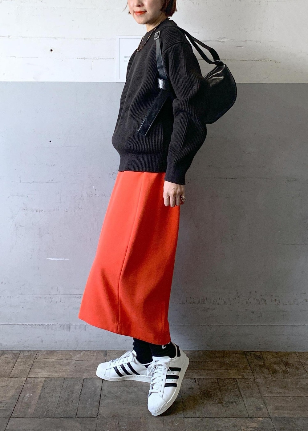 「auralee、オーラリー、adidas、スーパースター、ブラック、ショルダーバッグ、ニット、スカート、スニーカー、ADAM ET ROPÉ、FEMME、高身長、骨格ナチュラル、イエベ、大人カジュアル」｜「ADAM ET ROPE'の【サステナブル】メタリックむすびショルダーバッグ（ショルダーバッグ、ブラック系）」を使った、カワバタさん（レディース・166cm）の冬コーディネートの2枚目の写真