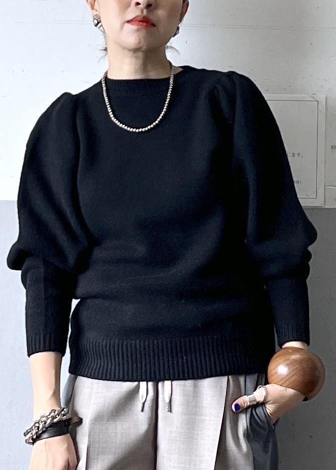 グレー系のその他パンツ、ブラック系のニット/セーター、ホワイト系のスニーカーを着用したレディースの冬コーディネートの5枚目の写真