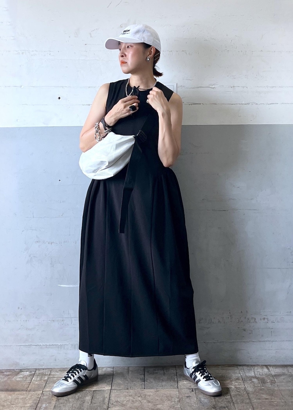 「oblada、ブラック、ホワイト、ロング、ノースリーブ、夏コーデ、お出かけコーデ、ADAM ET ROPÉ、ナチュラル、イエベ秋、乾燥、高身長、ワンピース、バッグ、ショルダーバッグ」｜「ADAM ET ROPE'の【サステナブル】メッシュショルダー（ショルダーバッグ、ホワイト系）」を使った、カワバタさん（レディース・166cm）の夏コーディネートの7枚目の写真