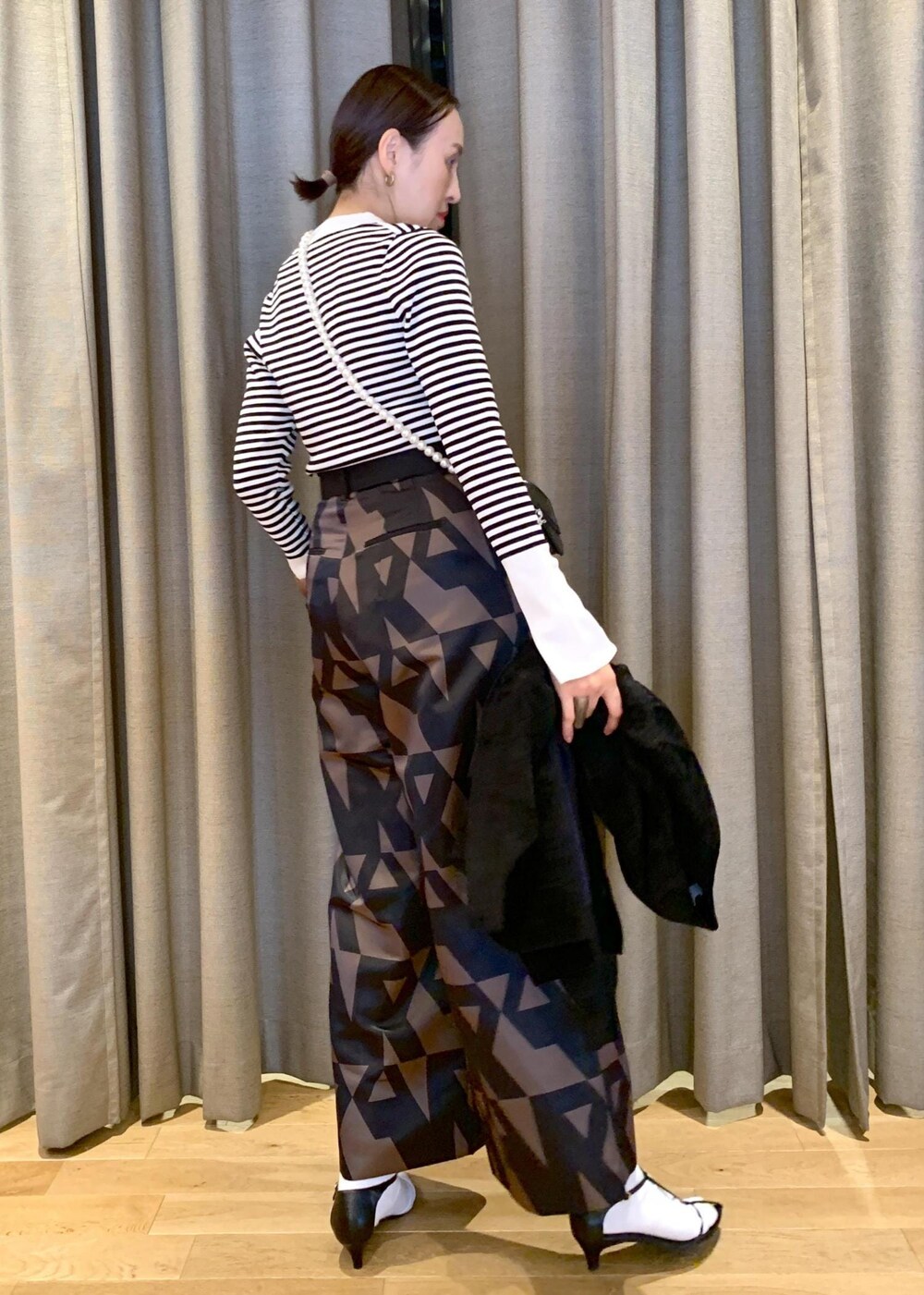 「柄×柄、ロゴ、ブラック、プルオーバー、長袖、ボーダー、ADAM ET ROPÉ、FEMME、HOMME、UNISEX、高身長、骨格ナチュラル、イエベ、大人カジュアル、秋」｜「ADAM ET ROPE'のモールヤーン オーバーサイズ カーディガン / サスティナブル（カーディガン/ボレロ、ブラック系）」を使った、カワバタさん（レディース・166cm）の夏コーディネートの3枚目の写真