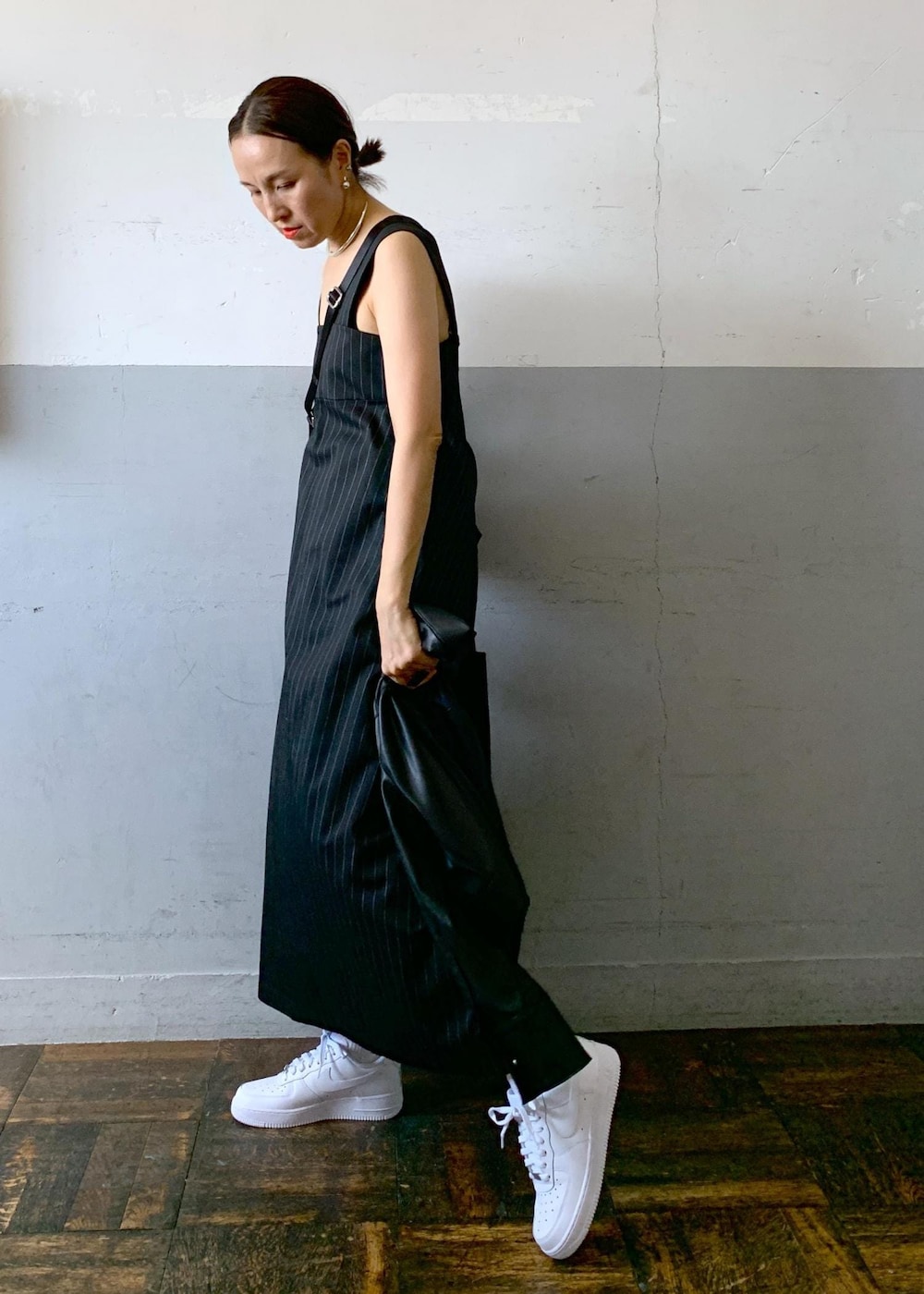 「GANNI、NIKE、ナイキ、フェイクレザー、ワンピース、ロング丈、スクエアネック、スニーカー、ADAM ET ROPÉ、FEMME、高身長、骨格ナチュラル、イエベ、大人カジュアル、秋」|「ADAM ET ROPE'の【GANNI】Recycled tech Mini Tote(トートバッグ、ブラック系)」を使った、カワバタさん(レディース・166cm)の夏コーディネートの6枚目の写真