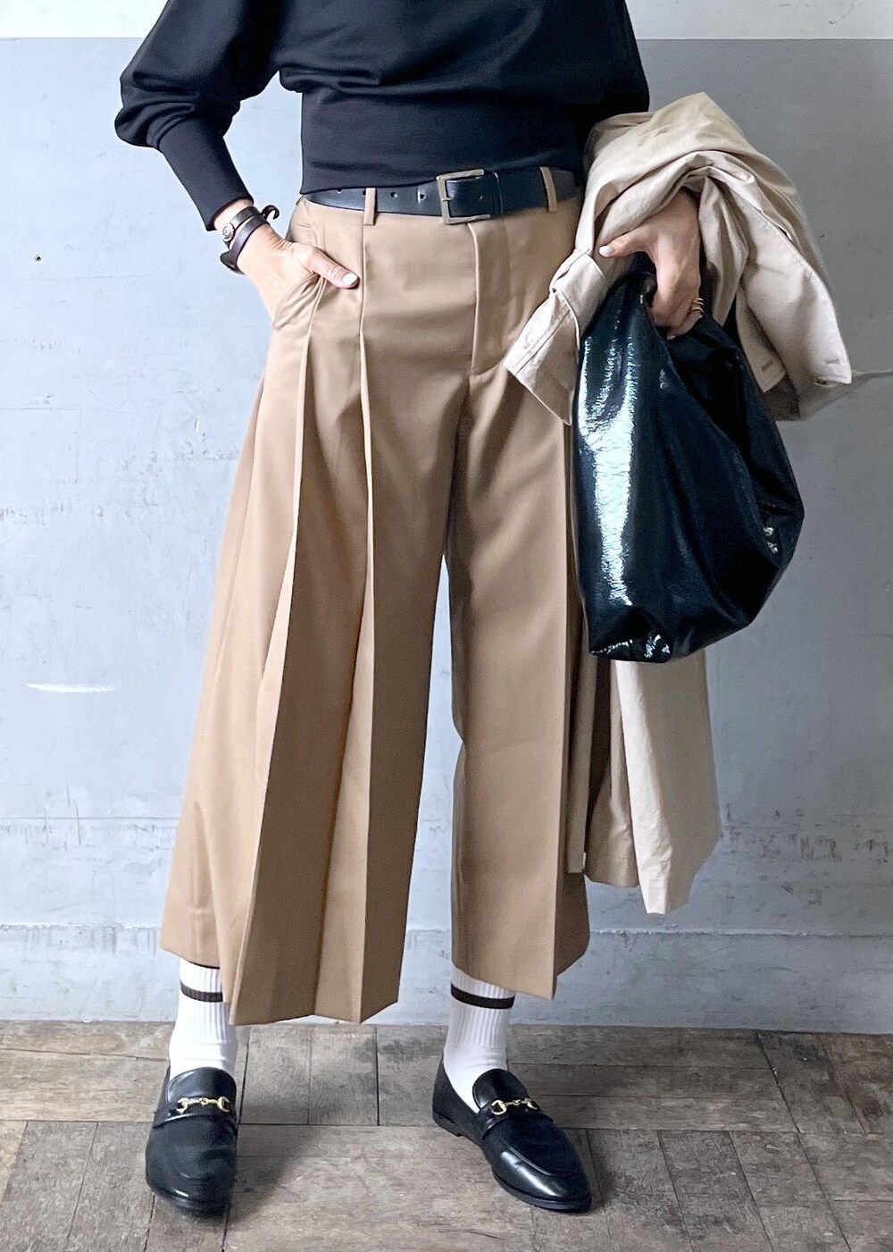 「24ss春の新作、ベージュ、ロング、ブラック、プルオーバー、長袖、クルーネック、パンツ、ローファー、ADAM ET ROPÉ、FEMME、HOMME、高身長、骨格ナチュラル、イエベ」|「ADAM ET ROPE'の【サステナブル】コルセットライクジップスウェット(スウェット、ブラック系)」を使った、カワバタさん(レディース・166cm)の春コーディネートの6枚目の写真