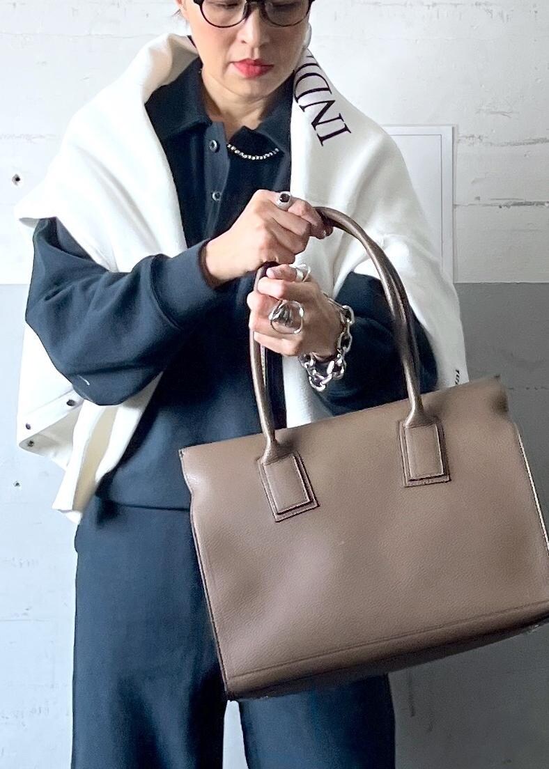 「春コーデ、ADAM ET ROPÉ、ナチュラル、イエベ秋、乾燥、高身長、トップス、スウェット、カーディガン、パンツ、バッグ、トートバッグ、財布/小物、キーホルダー、EUM35890」｜「ADAM ET ROPE'の2WAYスウェットニットカーディガン（カーディガン/ボレロ、ホワイト系）」を使った、カワバタさん（レディース・166cm）の冬コーディネートの7枚目の写真