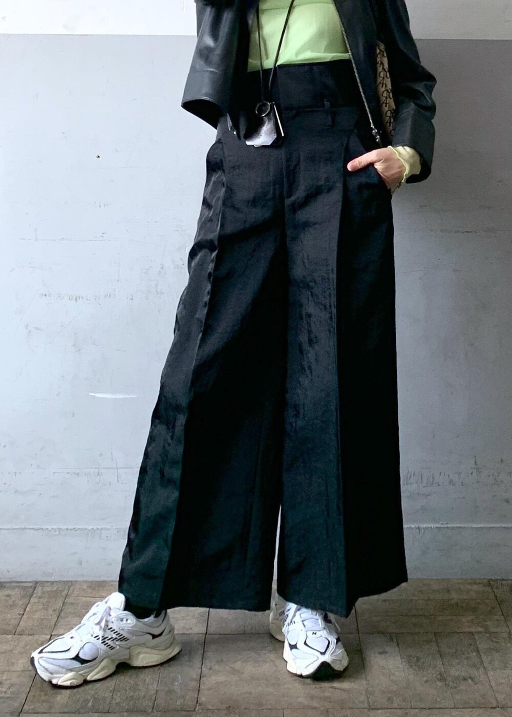 「24ss、シアートップス、ブラック、長袖、ジャケット、レザー、プルオーバー、グリーン、クルーネック、ライトグリーン、ワイド、十分丈、ハイウエスト、スニーカー、ADAM ET ROPÉ」｜「ADAM ET ROPE'のクロップドフェイクレザーブルゾン（ブルゾン、ブラック系）」を使った、カワバタさん（レディース・166cm）の冬コーディネートの7枚目の写真