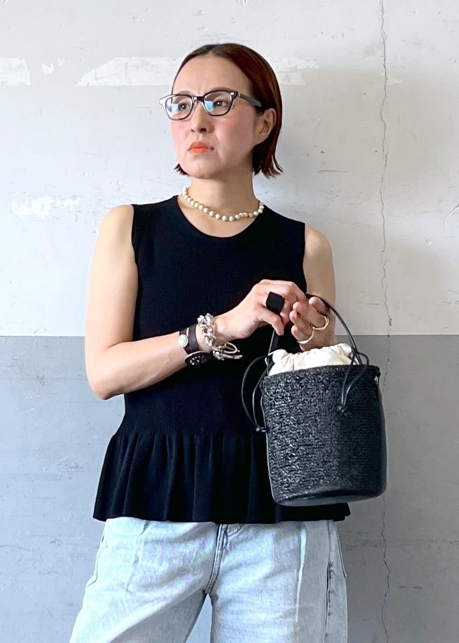 「24ss夏の新作、FEMME、骨格ウェーブ、骨格ナチュラル、イエベ、きれいめカジュアル、フェミニン、夏、夏ファッション、ブラック、カゴバッグ、バケツバッグ、ワンハンドル、プルオーバー、ニット」|「ADAM ET ROPE'の【サステナブル】ナロークロスストラップサンダル(サンダル、ブラック系)」を使った、カワバタさん(レディース・166cm)の夏コーディネートの5枚目の写真