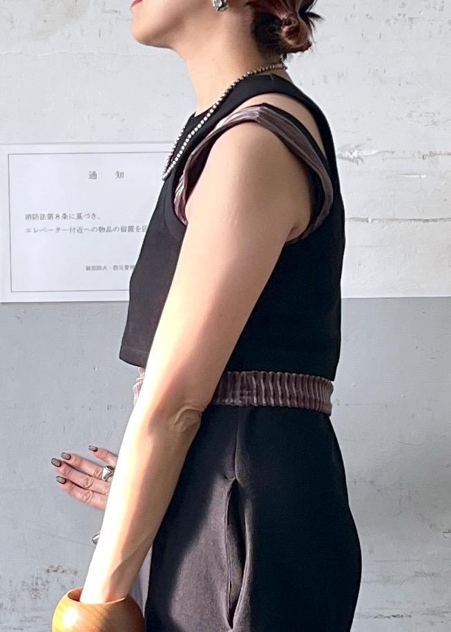 「初夏コーデ、お出かけコーデ、大人カジュアル、レイヤード、カジュアルコーデ、ADAM ET ROPÉ、ナチュラル、イエベ秋、乾燥、高身長、トップス、タンクトップ、オールインワン/サロペット、つなぎ/オールインワン、バッグ」｜「ADAM ET ROPE'の【サステナブル】Wフェイスジャージーセットロンパース（つなぎ/オールインワン、ブラック系）」を使った、カワバタさん（レディース・166cm）の春コーディネートの7枚目の写真
