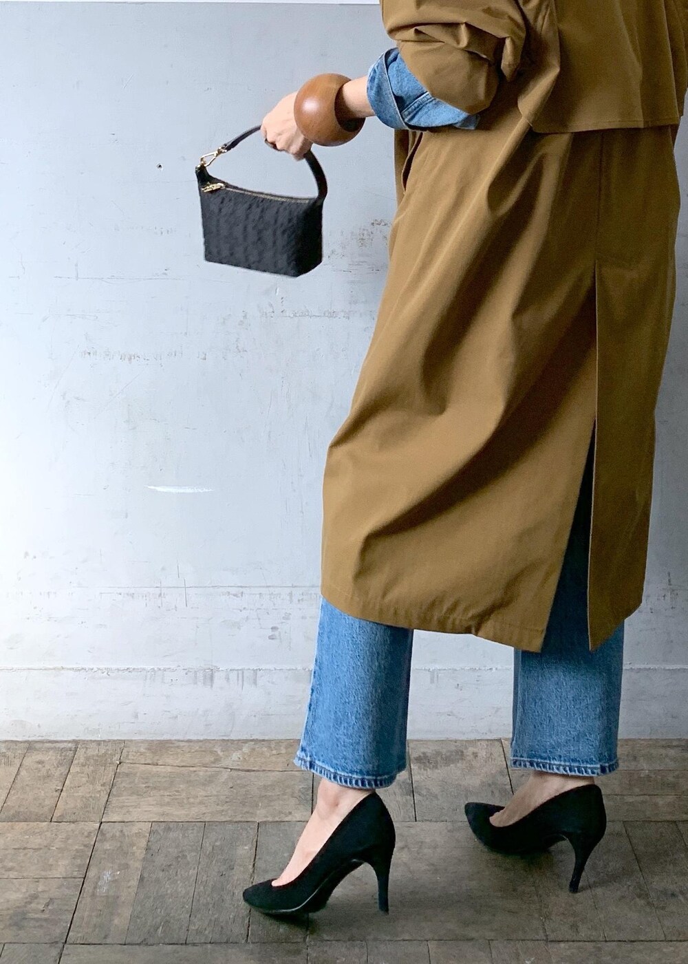 「キャメル、24ss、トレンチコート、rollas、ローラスジーンズ、ローラス、長袖、ロング、コート、ブルー、デニム、ADAM ET ROPÉ、FEMME、高身長、骨格ナチュラル」｜「ADAM ET ROPE'のドルマンオーバートレンチコート（トレンチコート、ブラウン系）」を使った、カワバタさん（レディース・166cm）の冬コーディネートの7枚目の写真