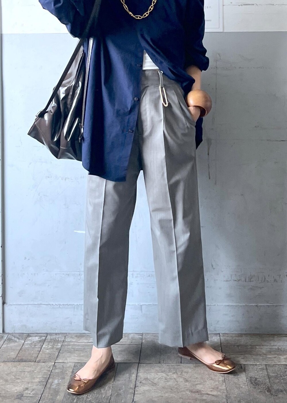 「24aw_style、ブラウン、長袖、ネイビー、シャツ、オーバーサイズ、襟、パンツ、グレー、テーパード、ゴールド、夏コーデ、初秋コーデ、ADAM ET ROPÉ、ナチュラル」|「ADAM ET ROPE'のコットン シルクネップ ルーズシルエット レギュラーカラー シャツ / セットアップ対応 / ロングシーズン着用可能(シャツ/ブラウス、ブルー系)」を使った、カワバタさん(レディース・166cm)の夏コーディネートの6枚目の写真