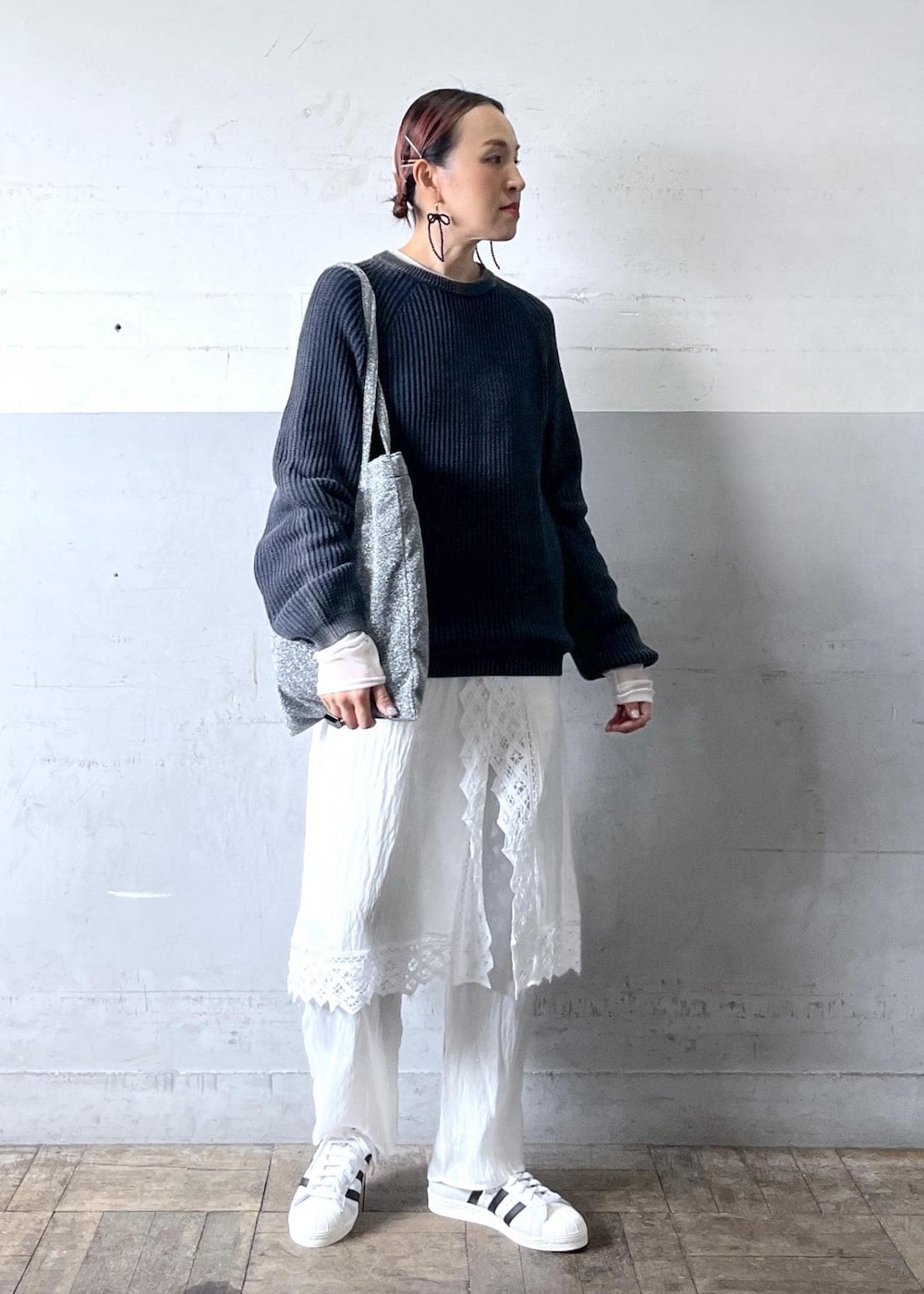 「春コーデ、お出かけコーデ、レイヤード、ADAM ET ROPÉ、ナチュラル、イエベ秋、乾燥、高身長、トップス、Tシャツ/カットソー、ニット/セーター、パンツ、スカート、バッグ、トートバッグ」|「ADAM ET ROPE'の【サスティナブル・洗える】エアリーシアーカフスカットソー(Tシャツ/カットソー、ホワイト系)」を使った、カワバタさん(レディース・166cm)の冬コーディネートの2枚目の写真