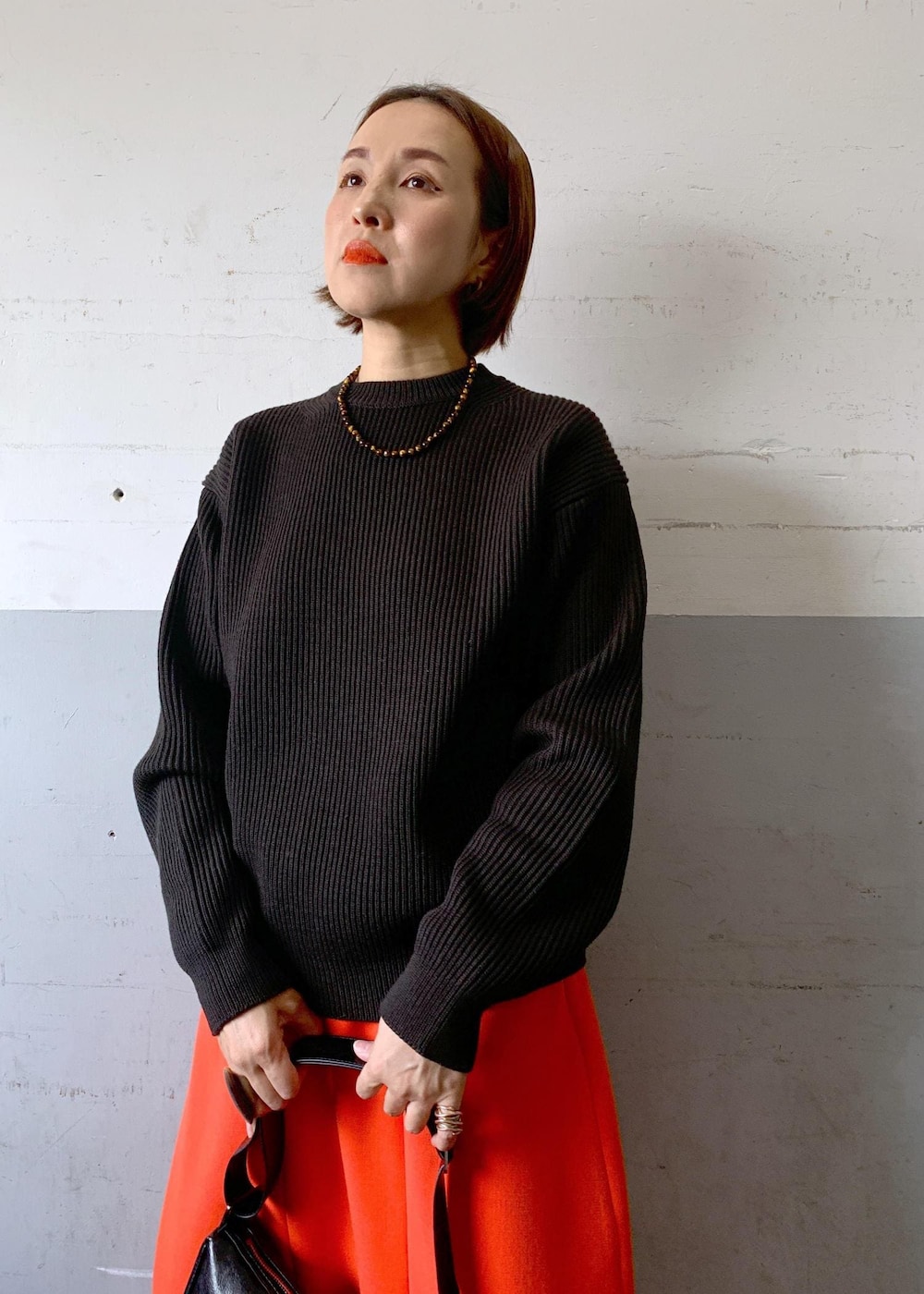 「auralee、オーラリー、adidas、スーパースター、ブラック、ショルダーバッグ、ニット、スカート、スニーカー、ADAM ET ROPÉ、FEMME、高身長、骨格ナチュラル、イエベ、大人カジュアル」｜「ADAM ET ROPE'の【サステナブル】メタリックむすびショルダーバッグ（ショルダーバッグ、ブラック系）」を使った、カワバタさん（レディース・166cm）の冬コーディネートの4枚目の写真