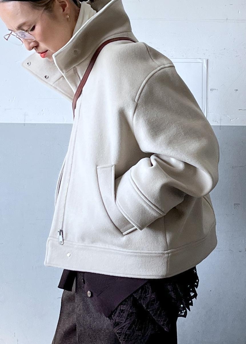 ホワイト系のTシャツ/カットソー、ブラウン系のショルダーバッグ、ブラウン系のその他パンツを着用したレディースの秋コーディネートの6枚目の写真