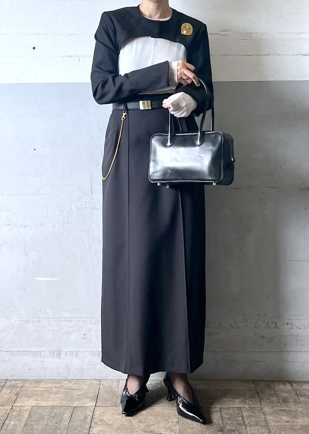 「春コーデ、セレモニーコーデ、結婚式コーデ、卒業式コーデ、卒園式コーデ、授業参観日コーデ、入学式コーデ、入園式コーデ、レイヤード、スカートスタイル、きれいめコーデ、ADAM ET ROPÉ、ナチュラル、イエベ秋、乾燥」|「ADAM ET ROPE'の【新色追加】ジャケットボレロ(ノーカラージャケット、ブラック系)」を使った、カワバタさん(レディース・166cm)の冬コーディネートの2枚目の写真