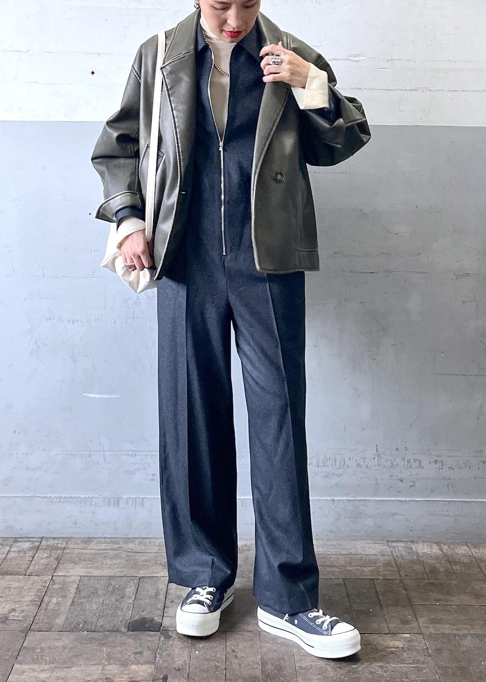 「冬コーデ、大人カジュアル、カジュアルコーデ、ADAM ET ROPÉ、ナチュラル、イエベ秋、乾燥、高身長、ジャケット/アウター、ライダースジャケット、オールインワン/サロペット、つなぎ/オールインワン、バッグ、ボディバッグ/ウエストポーチ、シューズ」｜「ADAM ET ROPE'の【anggae(アンゲ)】BIG BOXER BAG（ボディバッグ/ウエストポーチ、ホワイト系）」を使った、カワバタさん（レディース・166cm）の冬コーディネートの2枚目の写真