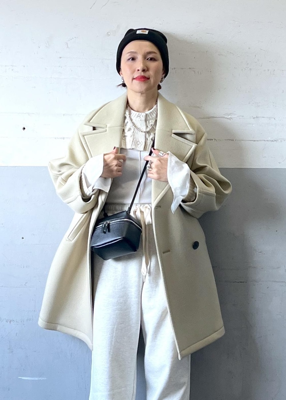 「冬コーデ、ワントーンコーデ、ADAM ET ROPÉ、ナチュラル、イエベ秋、乾燥、高身長、トップス、Tシャツ/カットソー、カーディガン、ジャケット/アウター、ピーコート、パンツ、バッグ、ショルダーバッグ」｜「ADAM ET ROPE'のアイレットボレロカーディガン（カーディガン/ボレロ、ホワイト系）」を使った、カワバタさん（レディース・166cm）の冬コーディネートの2枚目の写真