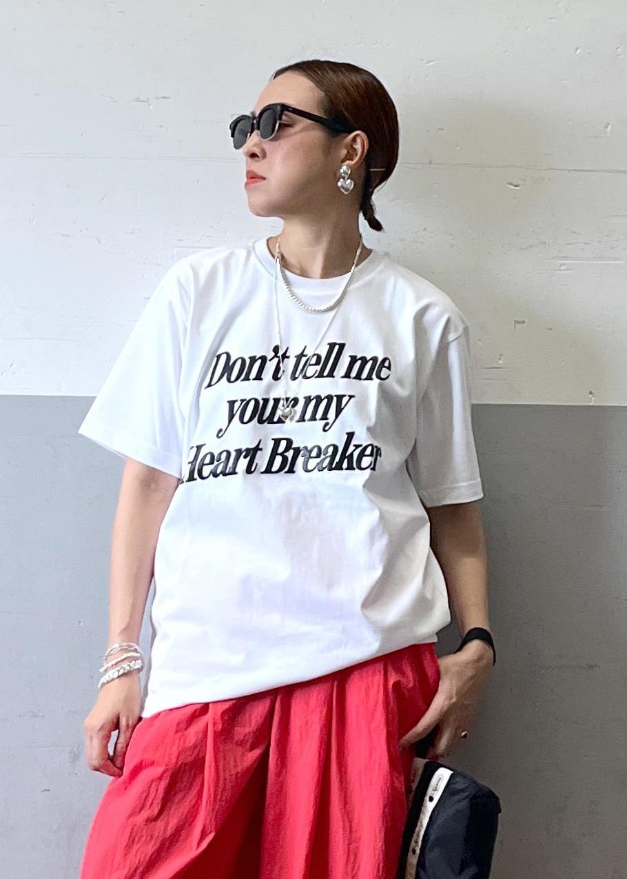 「KNOWHOW、ノウハウ、別注、撥水、赤、ホワイト、プルオーバー、Tシャツ、ロゴ、半袖、クルーネック、プリント、パンツ、ピンク、ワイド」｜「ADAM ET ROPE'の【LeSportsac for ADAM ET ROPE'】別注 COSMETIC CLUTCH（ポーチ、ブラック系）」を使った、カワバタさん（レディース・166cm）の夏コーディネートの5枚目の写真