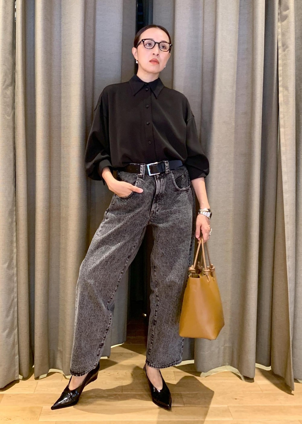 「デニム、ブラウス、トートバッグ、パンプス、シャツ、ショルダーバッグ、ブラックコーデ、きれいめカジュアル、シャツスタイル、秋服準備はじめました」|「ADAM ET ROPE'のフォルムウェッジパンプス(パンプス、ブラック系)」を使った、カワバタさん(レディース・166cm)の秋コーディネートの6枚目の写真