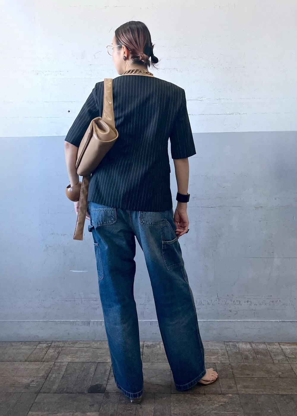 「emoelle、エモエレ、カーハート、carhartt、春コーデ、初夏コーデ、お出かけコーデ、旅行コーデ、大人カジュアル、カジュアルコーデ、ADAM ET ROPÉ、ナチュラル、イエベ秋、乾燥、高身長」｜「ADAM ET ROPE'の【サステナブル】パフミニショルダーバッグ（ショルダーバッグ、ベージュ系）」を使った、カワバタさん（レディース・166cm）の春コーディネートの4枚目の写真