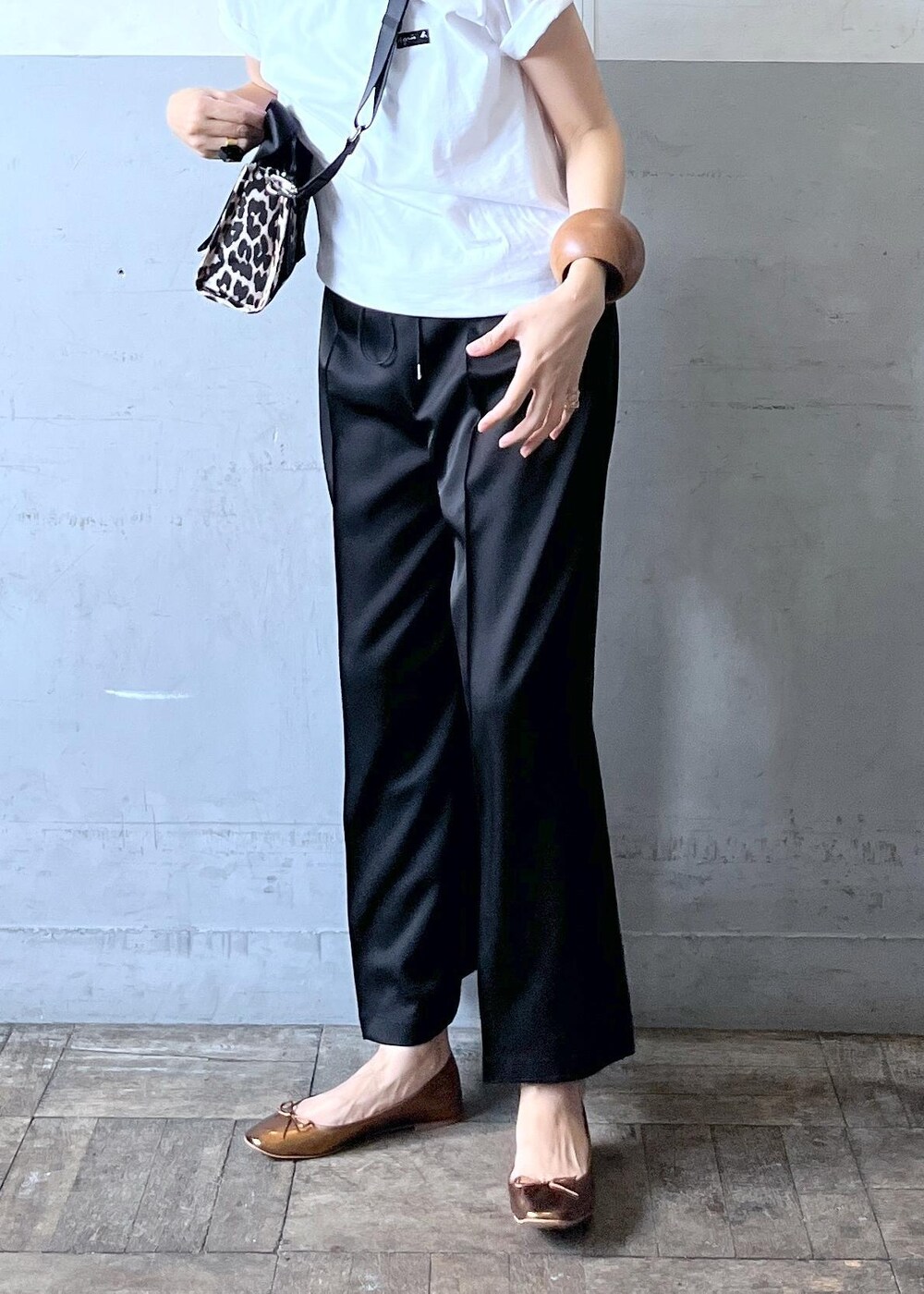「アニエス.b、別注、着回し、ganni、ブラック、ショルダーバッグ、ミニ、ホワイト、Tシャツ、ロゴ、半袖、クルーネック、センタープレス、フレアパンツ、ブラウン」｜「ADAM ET ROPE'のブライトツイルイージースラックス（スラックス、ブラック系）」を使った、カワバタさん（レディース・166cm）の夏コーディネートの7枚目の写真