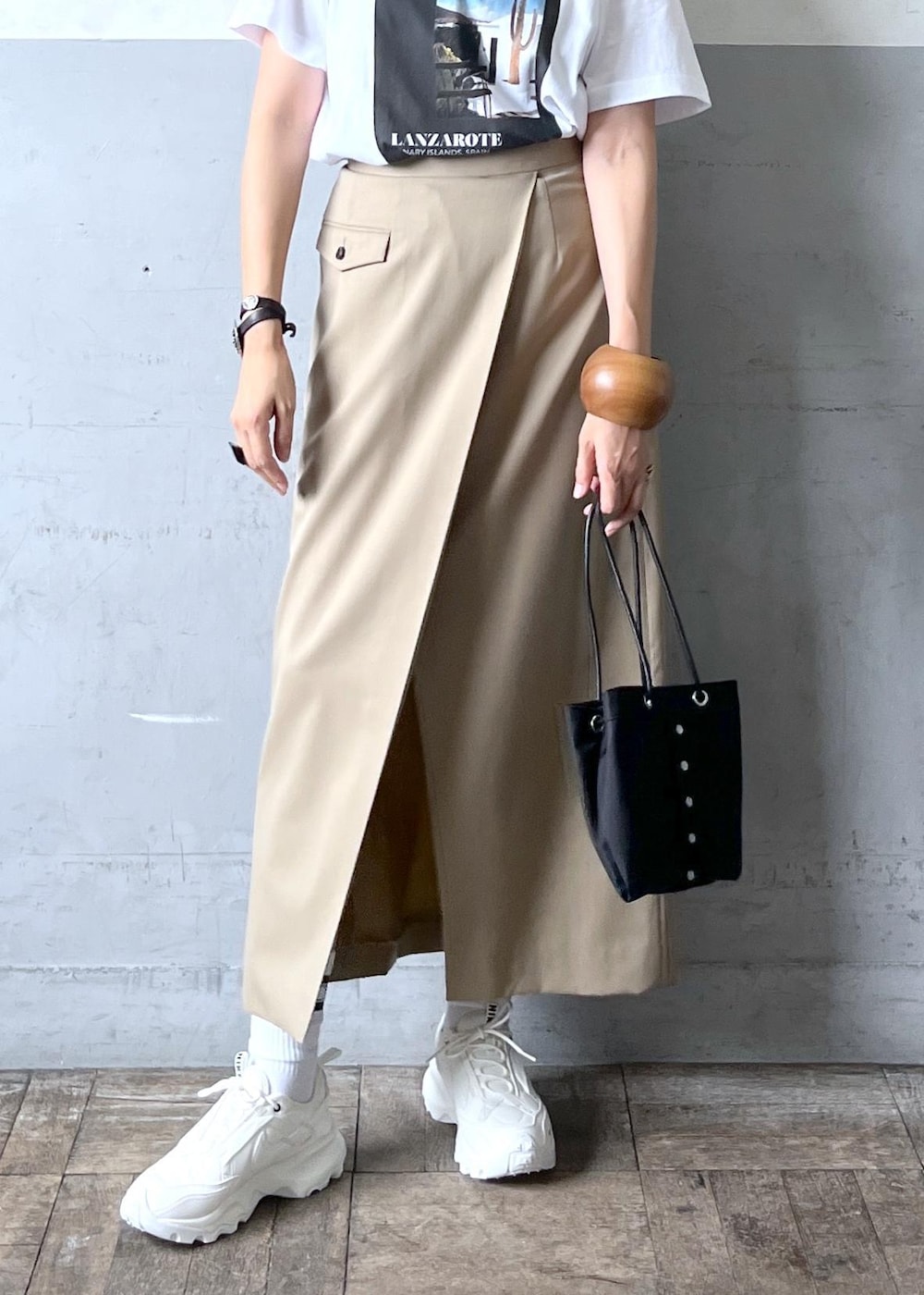 「ナイキ、nike、awa、フォトTシャツ、アニエス、夏コーデ、旅行コーデ、大人カジュアル、スカートスタイル、カジュアルコーデ、ADAM ET ROPÉ、ナチュラル、イエベ秋、乾燥、高身長」｜「ADAM ET ROPE'の【サステナブル】オーバーラップスリットスカート（スカート、ベージュ系）」を使った、カワバタさん（レディース・166cm）の夏コーディネートの6枚目の写真