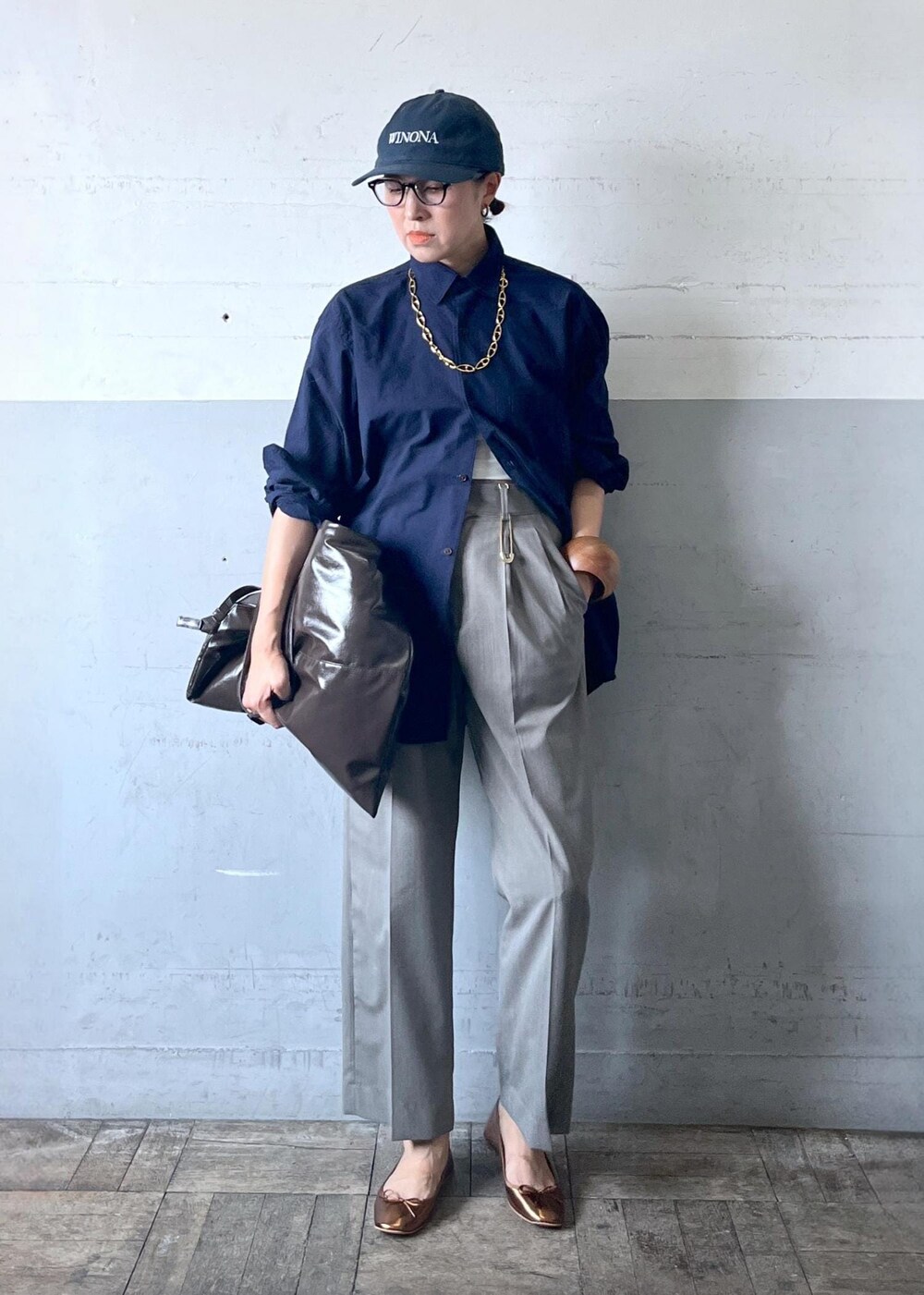 「24aw_style、ブラウン、長袖、ネイビー、シャツ、オーバーサイズ、襟、パンツ、グレー、テーパード、ゴールド、夏コーデ、初秋コーデ、ADAM ET ROPÉ、ナチュラル」|「ADAM ET ROPE'のコットン シルクネップ ルーズシルエット レギュラーカラー シャツ / セットアップ対応 / ロングシーズン着用可能(シャツ/ブラウス、ブルー系)」を使った、カワバタさん(レディース・166cm)の夏コーディネートの3枚目の写真