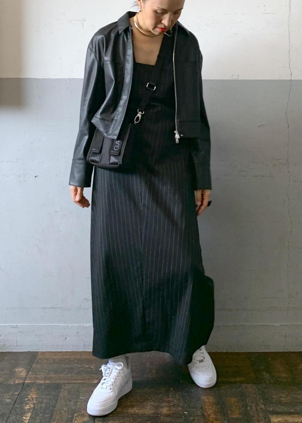 「GANNI、NIKE、ナイキ、フェイクレザー、ワンピース、ロング丈、スクエアネック、スニーカー、ADAM ET ROPÉ、FEMME、高身長、骨格ナチュラル、イエベ、大人カジュアル、秋」|「ADAM ET ROPE'の【GANNI】Recycled tech Mini Tote(トートバッグ、ブラック系)」を使った、カワバタさん(レディース・166cm)の夏コーディネートの4枚目の写真