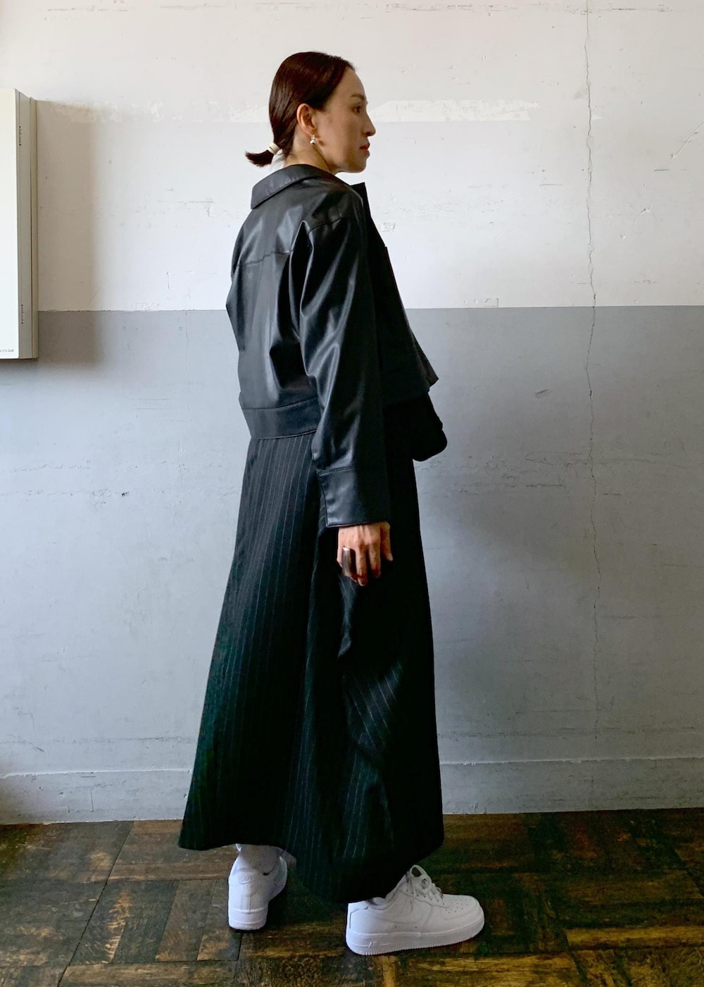 「GANNI、NIKE、ナイキ、フェイクレザー、ワンピース、ロング丈、スクエアネック、スニーカー、ADAM ET ROPÉ、FEMME、高身長、骨格ナチュラル、イエベ、大人カジュアル、秋」|「ADAM ET ROPE'の【GANNI】Recycled tech Mini Tote(トートバッグ、ブラック系)」を使った、カワバタさん(レディース・166cm)の夏コーディネートの7枚目の写真