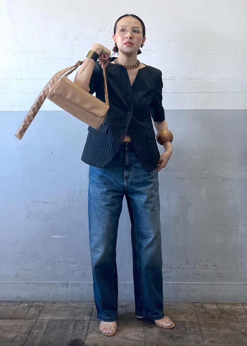 「emoelle、エモエレ、カーハート、carhartt、春コーデ、初夏コーデ、お出かけコーデ、旅行コーデ、大人カジュアル、カジュアルコーデ、ADAM ET ROPÉ、ナチュラル、イエベ秋、乾燥、高身長」｜「ADAM ET ROPE'の【サステナブル】パフミニショルダーバッグ（ショルダーバッグ、ベージュ系）」を使った、カワバタさん（レディース・166cm）の春コーディネートの7枚目の写真